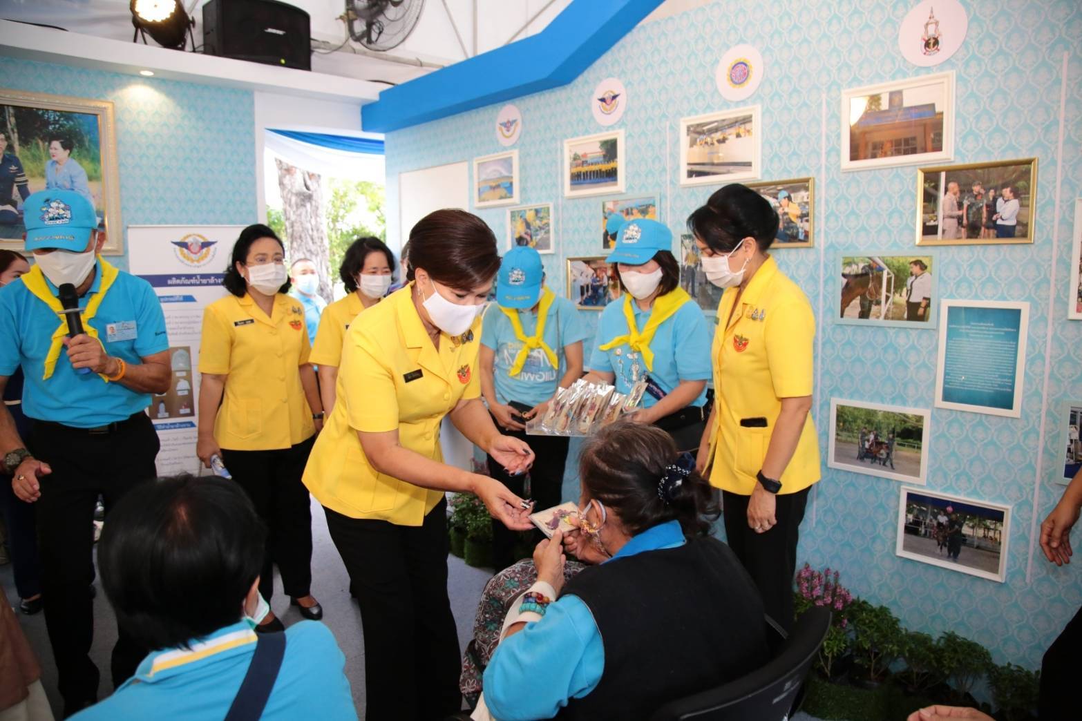106 เมื่อวันพุธที่ ๑๒ สิงหาคม ๒๕๖๓ คุณรมิดา อินทรเจริญ นายกสมาคมภริยาข้าราชการสำนักงานปลัดกระทรวงกลาโหม พร้อมด้วยคณะกรรมการสมาคมฯ เยี่ยมชมกิจกรรมจิตอาสา "วันแม่แห่งชาติ ๑๒ สิงหาคม ๒๕๖๓