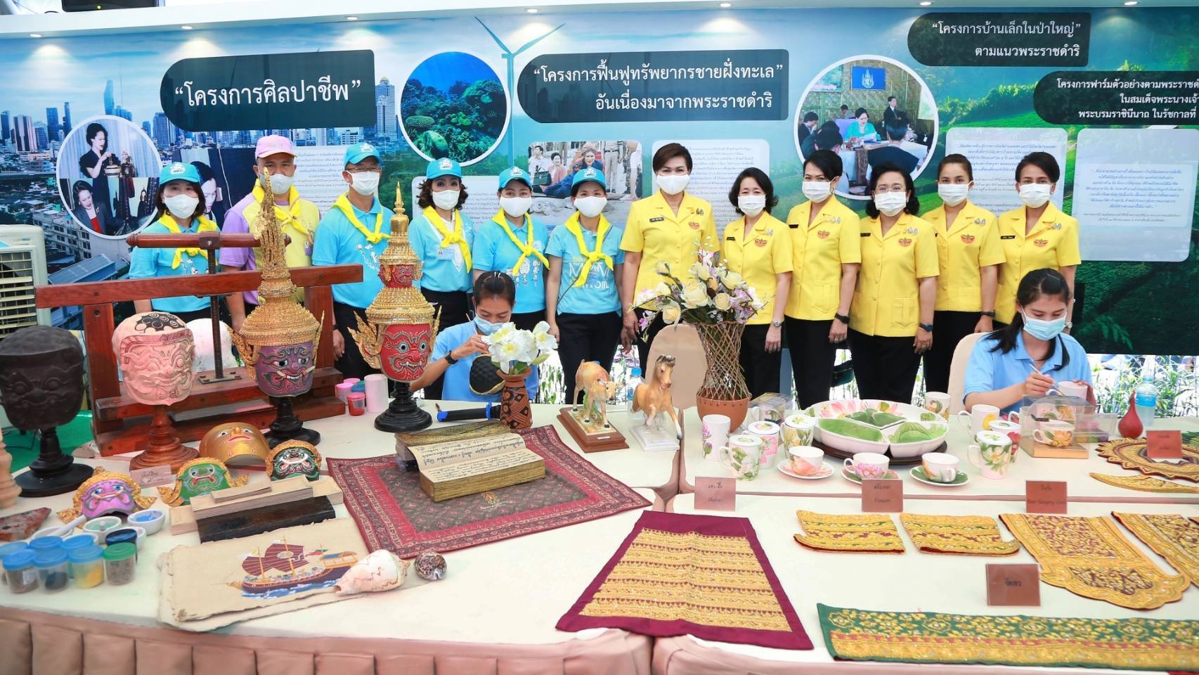 106 เมื่อวันพุธที่ ๑๒ สิงหาคม ๒๕๖๓ คุณรมิดา อินทรเจริญ นายกสมาคมภริยาข้าราชการสำนักงานปลัดกระทรวงกลาโหม พร้อมด้วยคณะกรรมการสมาคมฯ เยี่ยมชมกิจกรรมจิตอาสา "วันแม่แห่งชาติ ๑๒ สิงหาคม ๒๕๖๓