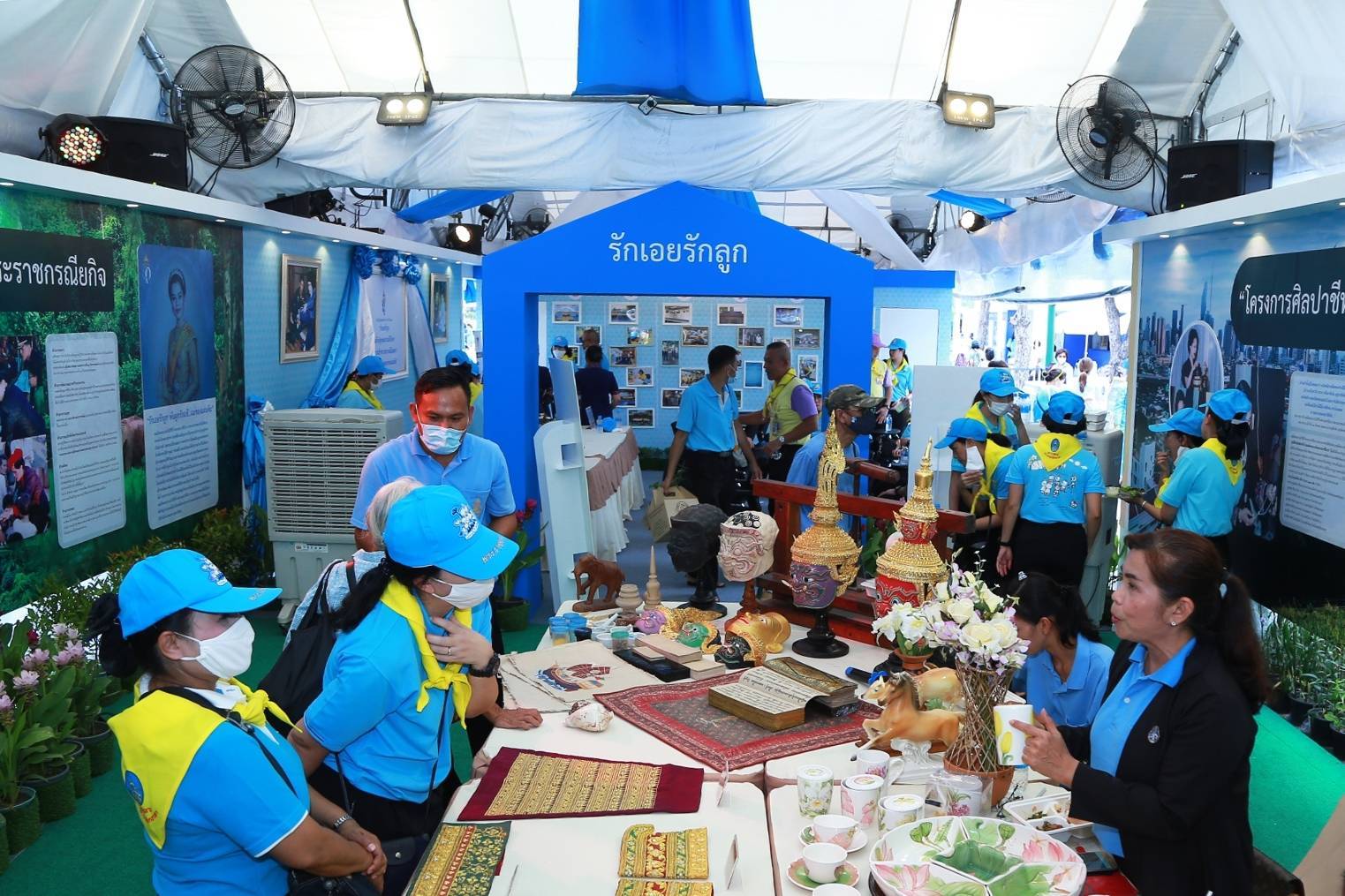 106 เมื่อวันพุธที่ ๑๒ สิงหาคม ๒๕๖๓ คุณรมิดา อินทรเจริญ นายกสมาคมภริยาข้าราชการสำนักงานปลัดกระทรวงกลาโหม พร้อมด้วยคณะกรรมการสมาคมฯ เยี่ยมชมกิจกรรมจิตอาสา "วันแม่แห่งชาติ ๑๒ สิงหาคม ๒๕๖๓