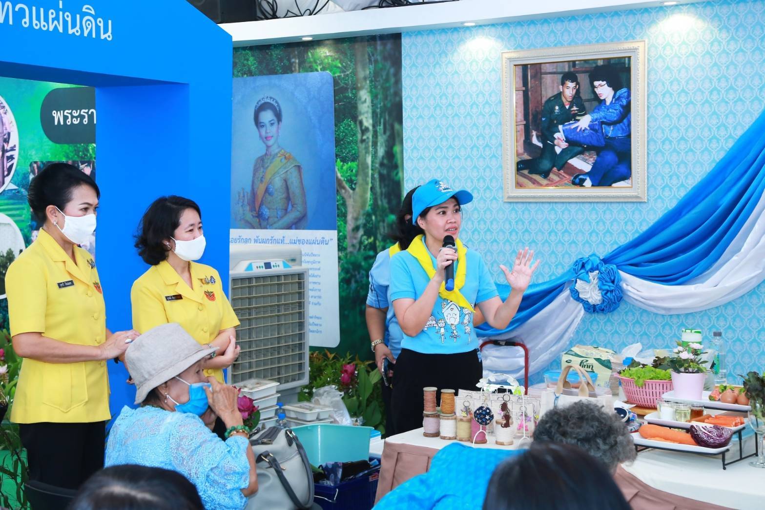 106 เมื่อวันพุธที่ ๑๒ สิงหาคม ๒๕๖๓ คุณรมิดา อินทรเจริญ นายกสมาคมภริยาข้าราชการสำนักงานปลัดกระทรวงกลาโหม พร้อมด้วยคณะกรรมการสมาคมฯ เยี่ยมชมกิจกรรมจิตอาสา "วันแม่แห่งชาติ ๑๒ สิงหาคม ๒๕๖๓