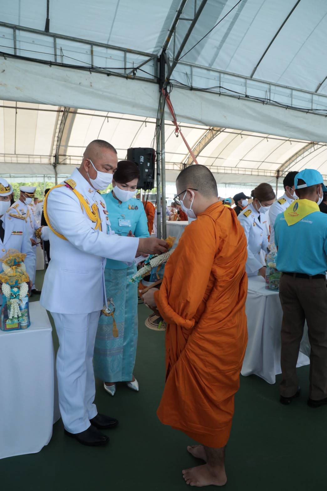 103 เมื่อวันพุธที่ ๑๒ สิงหาคม ๒๕๖๓ พลเอก ณัฐ อินทรเจริญ ปลัดกระทรวงกลาโหม และคุณรมิดา อินทรเจริญ นายกสมาคมภริยาข้าราชการสำนักงานปลัดกระทรวงกลาโหม ร่วมพิธีทำบุญตักบาตร