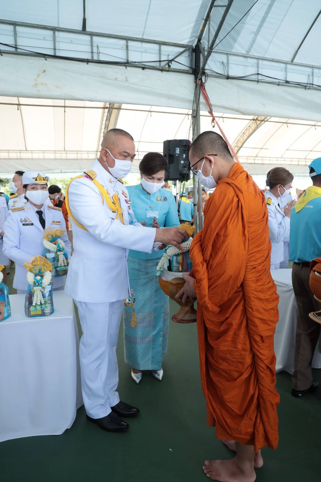 103 เมื่อวันพุธที่ ๑๒ สิงหาคม ๒๕๖๓ พลเอก ณัฐ อินทรเจริญ ปลัดกระทรวงกลาโหม และคุณรมิดา อินทรเจริญ นายกสมาคมภริยาข้าราชการสำนักงานปลัดกระทรวงกลาโหม ร่วมพิธีทำบุญตักบาตร