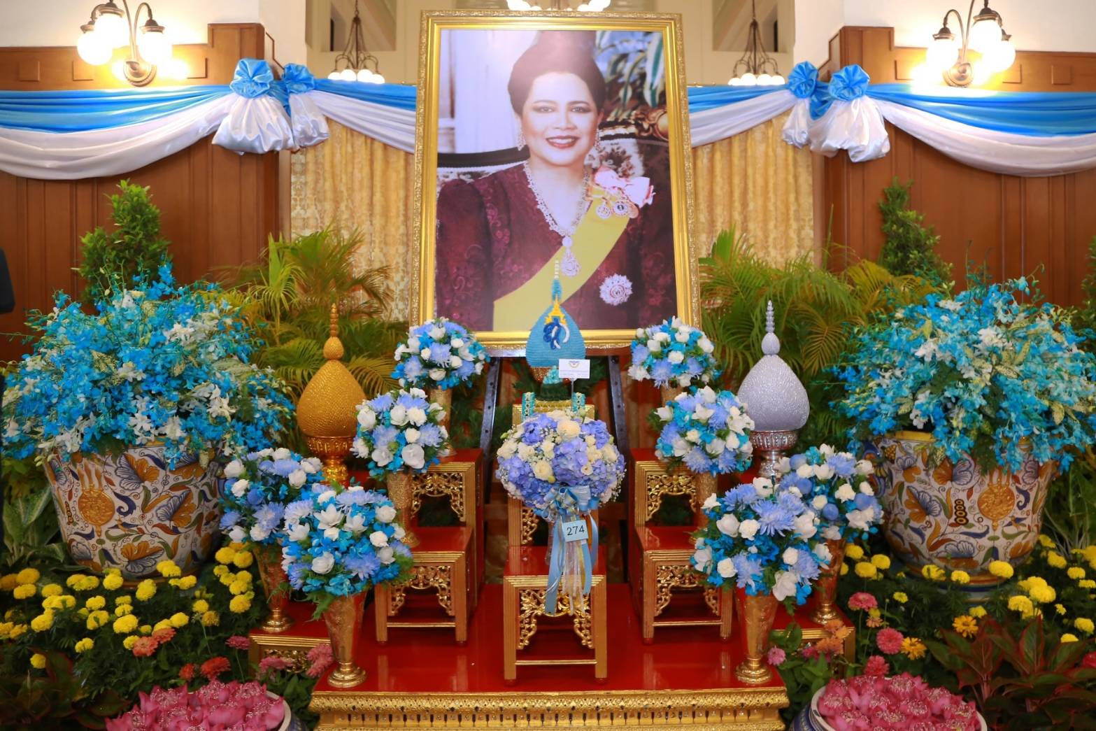 104 เมื่อวันพุธที่ ๑๒ สิงหาคม ๒๕๖๓ คุณนวลจันทร์ พูนสวัสดิ์ เป็นผู้แทนนายกสมาคมภริยาข้าราชการสำนักงานปลัดกระทรวงกลาโหม พร้อมด้วยคณะกรรมการสมาคมฯ ร่วมถวายแจกันดอกไม้สดและลงนามถวายพระพรชัยมงคล