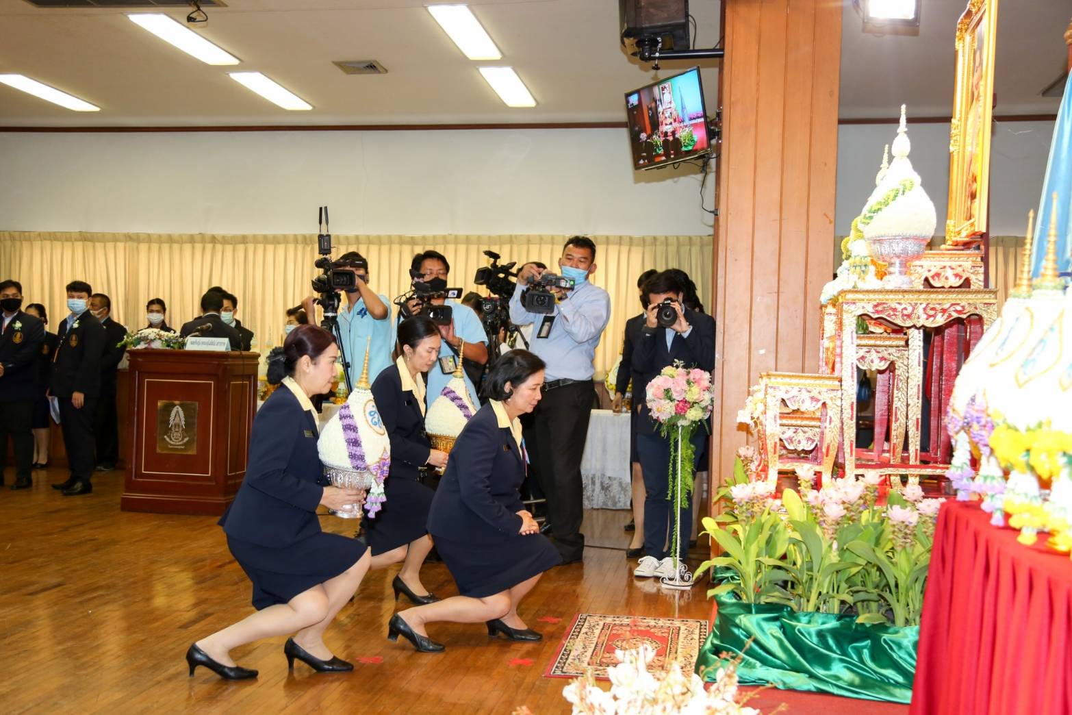 105 เมื่อวันพุธที่ ๑๒ สิงหาคม ๒๕๖๓ น.อ.หญิงเบญจวรรณ บุนนาค เป็นผู้แทนนายกสมาคมภริยาข้าราชการสำนักงานปลัดกระทรวงกลาโหม พร้อมด้วยคณะกรรมการสมาคมฯร่วมกิจกรรมวางพานพุ่มถวายเครื่องราชสักการะ