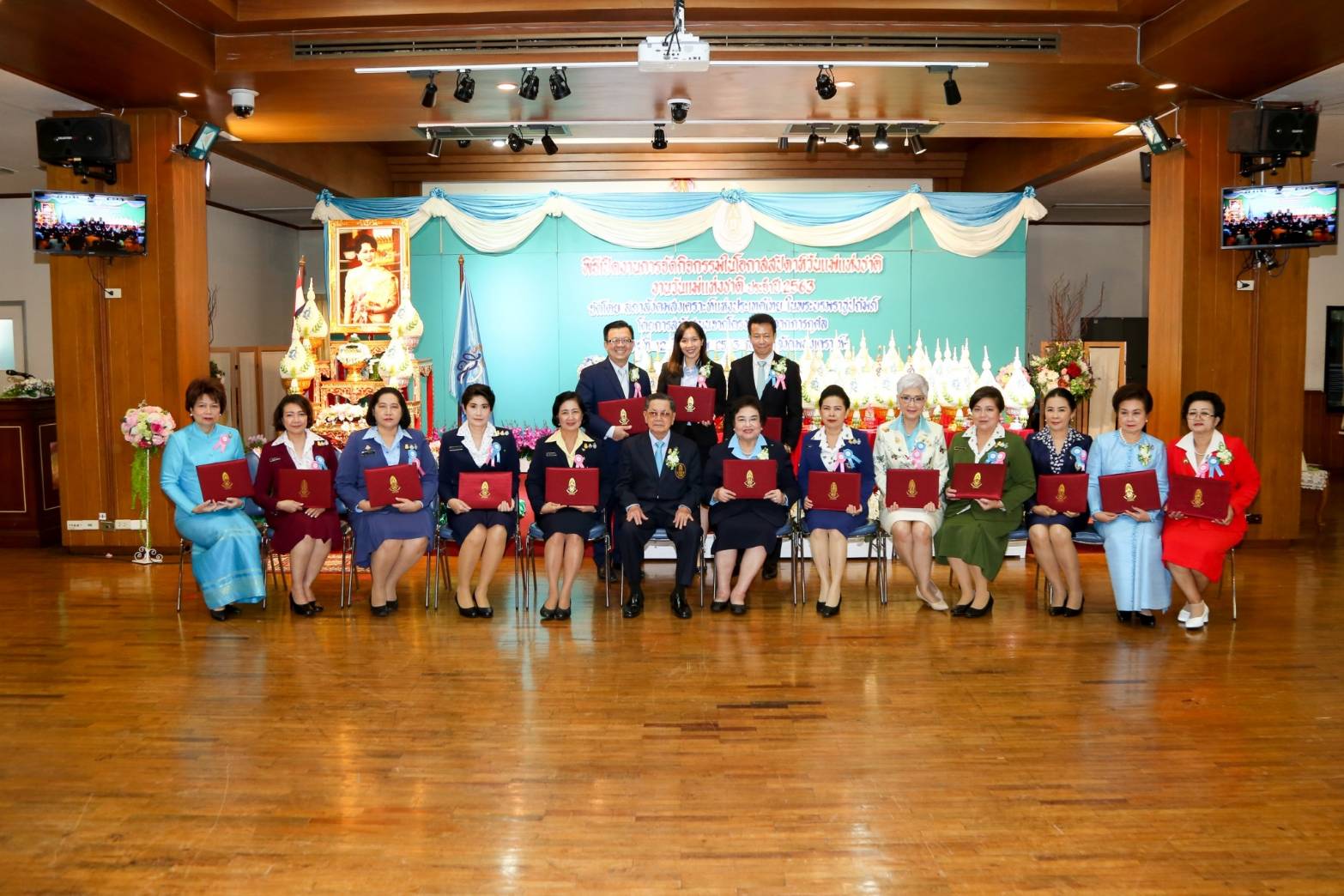 105 เมื่อวันพุธที่ ๑๒ สิงหาคม ๒๕๖๓ น.อ.หญิงเบญจวรรณ บุนนาค เป็นผู้แทนนายกสมาคมภริยาข้าราชการสำนักงานปลัดกระทรวงกลาโหม พร้อมด้วยคณะกรรมการสมาคมฯร่วมกิจกรรมวางพานพุ่มถวายเครื่องราชสักการะ
