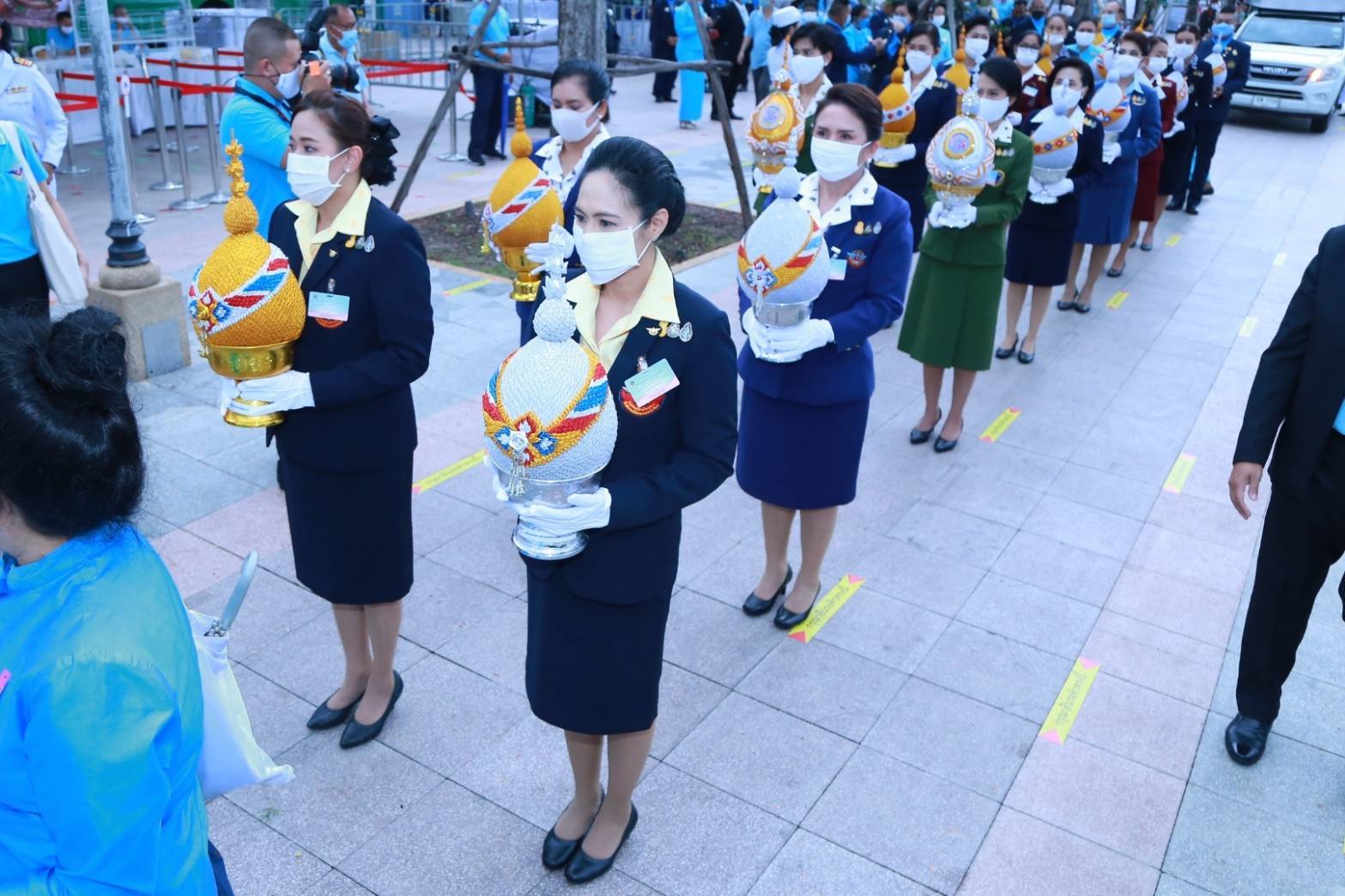 107 เมื่อวันพุธที่ ๑๒ สิงหาคม ๒๕๖๓ พ.อ.หญิงทักษดา สังขจันทร์เป็นผู้แทนนายกสมาคมภริยาข้าราชการสำนักงานปลัดกระทรวงกลาโหม พร้อมด้วยคณะกรรมการสมาคมฯ ร่วมพิธีถวายเครื่องราชสักการะและจุดเทียนถวายพระพรชัยมงคล
