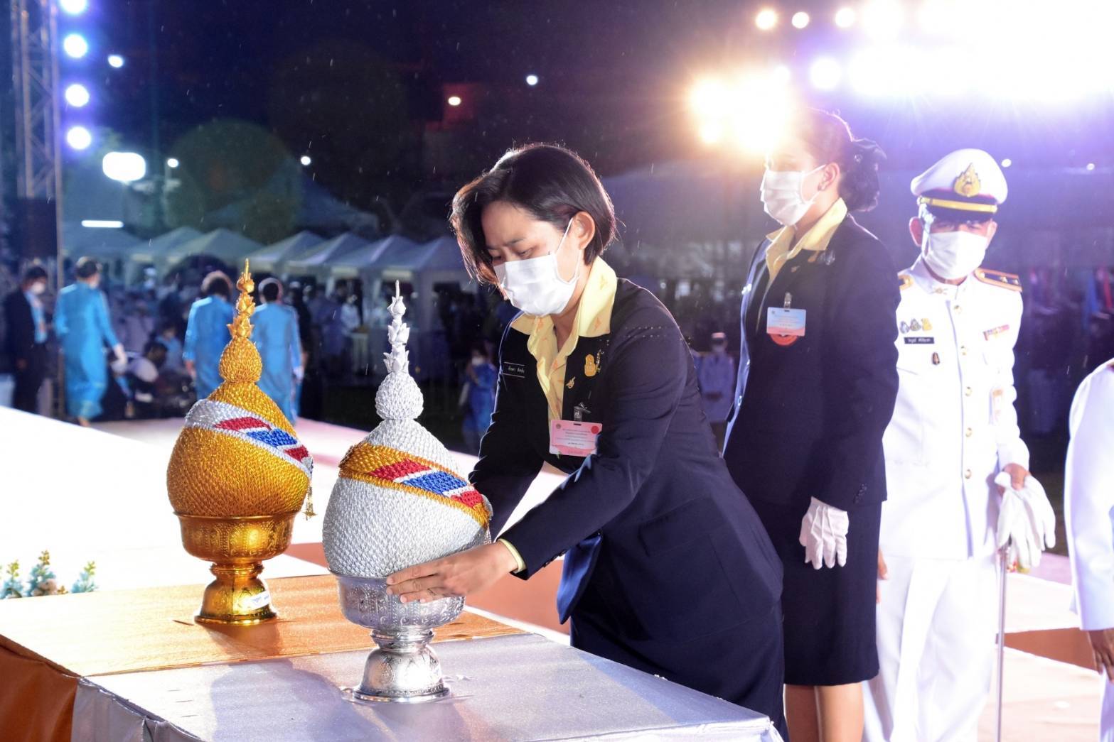 107 เมื่อวันพุธที่ ๑๒ สิงหาคม ๒๕๖๓ พ.อ.หญิงทักษดา สังขจันทร์เป็นผู้แทนนายกสมาคมภริยาข้าราชการสำนักงานปลัดกระทรวงกลาโหม พร้อมด้วยคณะกรรมการสมาคมฯ ร่วมพิธีถวายเครื่องราชสักการะและจุดเทียนถวายพระพรชัยมงคล