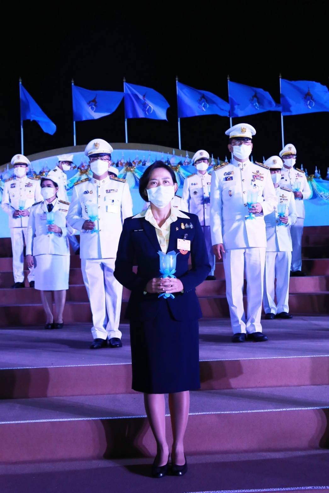 107 เมื่อวันพุธที่ ๑๒ สิงหาคม ๒๕๖๓ พ.อ.หญิงทักษดา สังขจันทร์เป็นผู้แทนนายกสมาคมภริยาข้าราชการสำนักงานปลัดกระทรวงกลาโหม พร้อมด้วยคณะกรรมการสมาคมฯ ร่วมพิธีถวายเครื่องราชสักการะและจุดเทียนถวายพระพรชัยมงคล