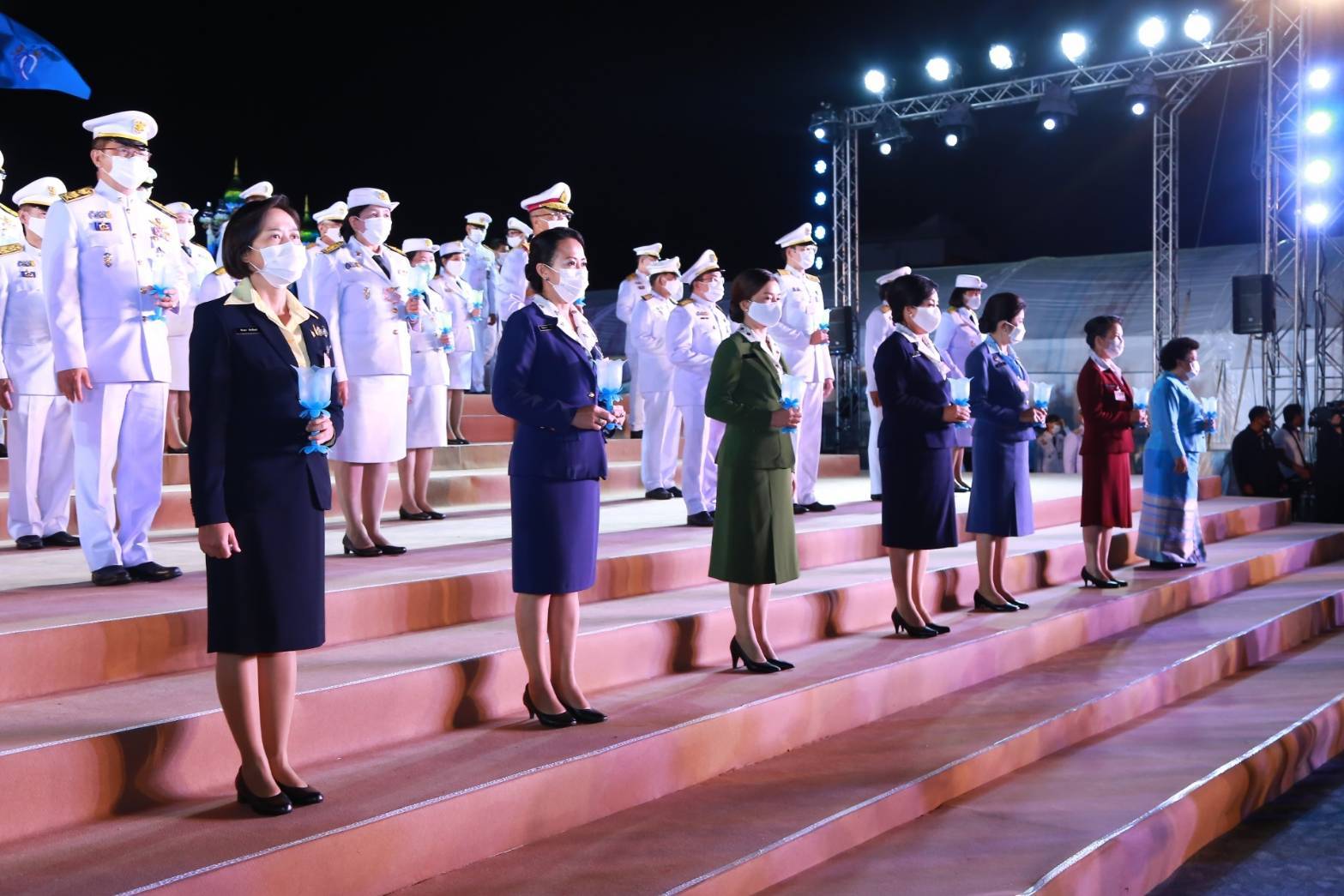 107 เมื่อวันพุธที่ ๑๒ สิงหาคม ๒๕๖๓ พ.อ.หญิงทักษดา สังขจันทร์เป็นผู้แทนนายกสมาคมภริยาข้าราชการสำนักงานปลัดกระทรวงกลาโหม พร้อมด้วยคณะกรรมการสมาคมฯ ร่วมพิธีถวายเครื่องราชสักการะและจุดเทียนถวายพระพรชัยมงคล