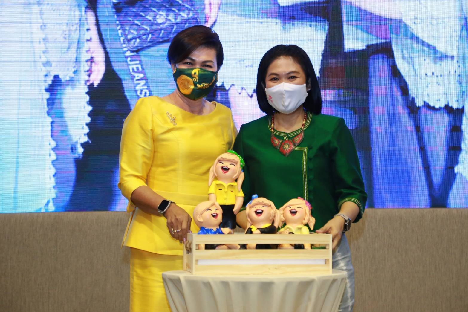 110 เมื่อวันพฤหัสบดีที่ ๑๐ กันยายน ๒๕๖๓ คุณรมิดา อินทรเจริญ นายกสมาคมภริยาข้าราชการสำนักงานปลัดกระทรวงกลาโหม เป็นประธานการประชุมปิดปีงบประมาณ ๒๕๖๓