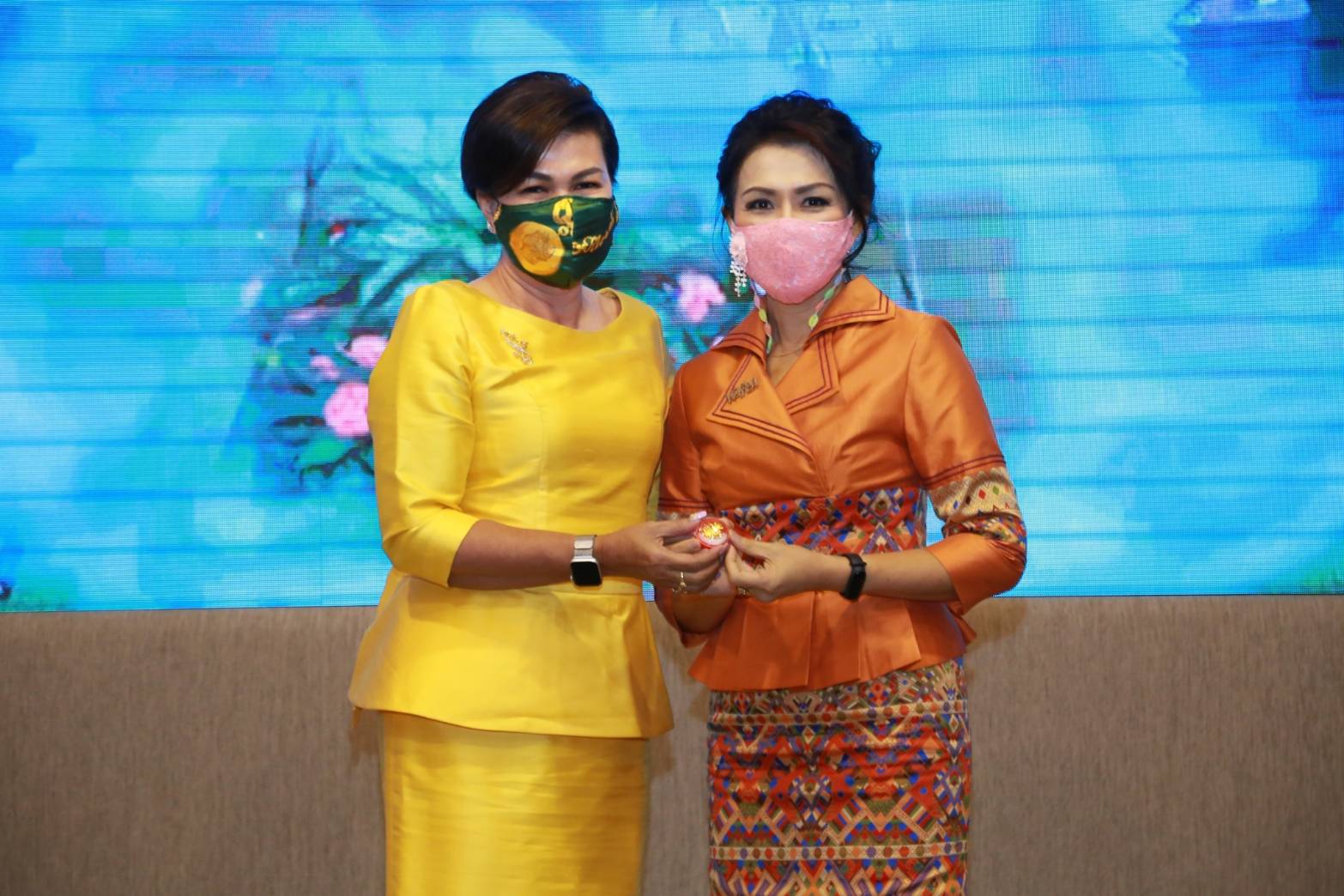 110 เมื่อวันพฤหัสบดีที่ ๑๐ กันยายน ๒๕๖๓ คุณรมิดา อินทรเจริญ นายกสมาคมภริยาข้าราชการสำนักงานปลัดกระทรวงกลาโหม เป็นประธานการประชุมปิดปีงบประมาณ ๒๕๖๓