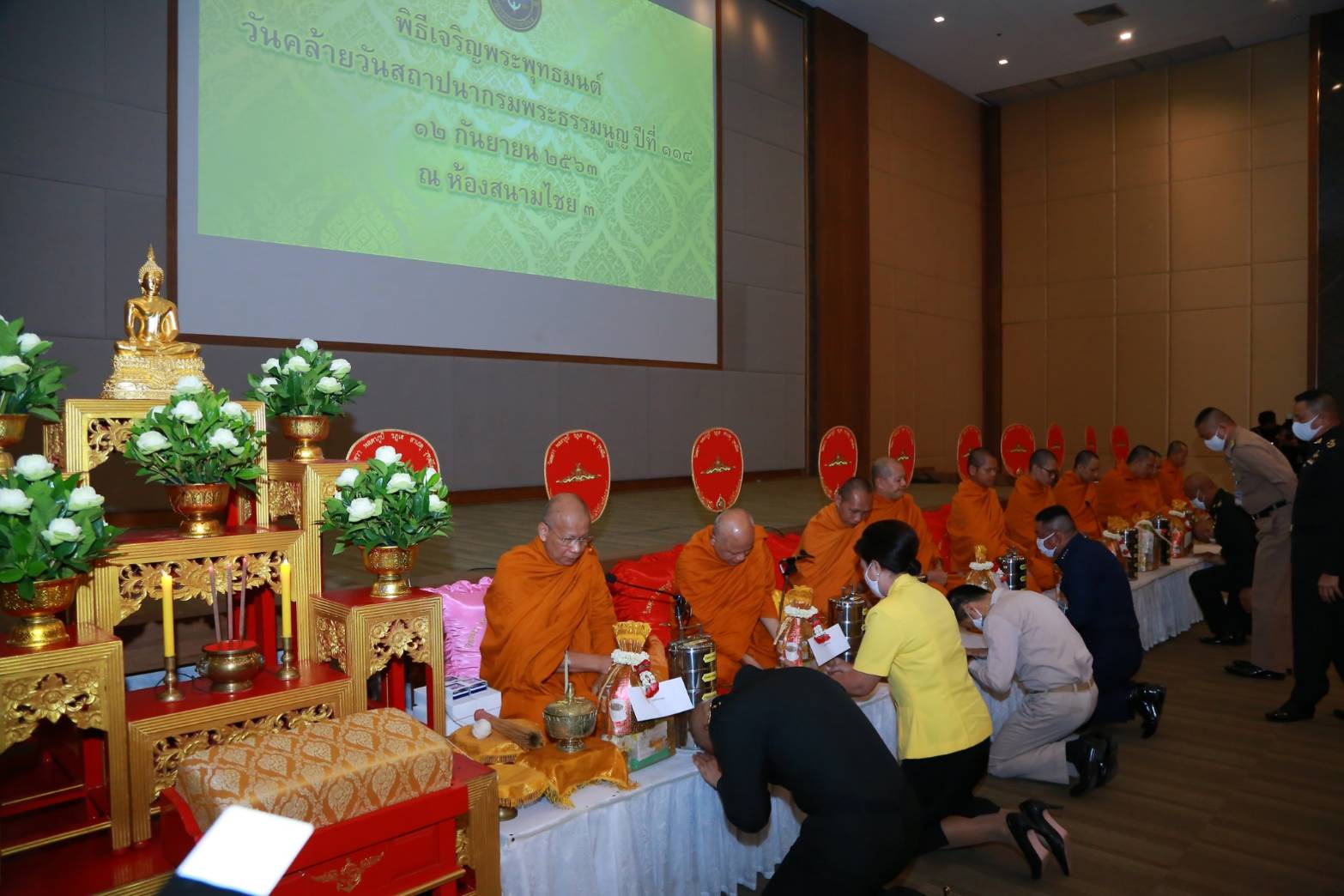 111 เมื่อวันศุกร์ที่ ๑๑ กันยายน ๒๕๖๓ คุณรมิดา อินทรเจริญ นายกสมาคมภริยาข้าราชการสำนักงานปลัดกระทรวงกลาโหม พร้อมด้วยคณะกรรมการสมาคมฯ