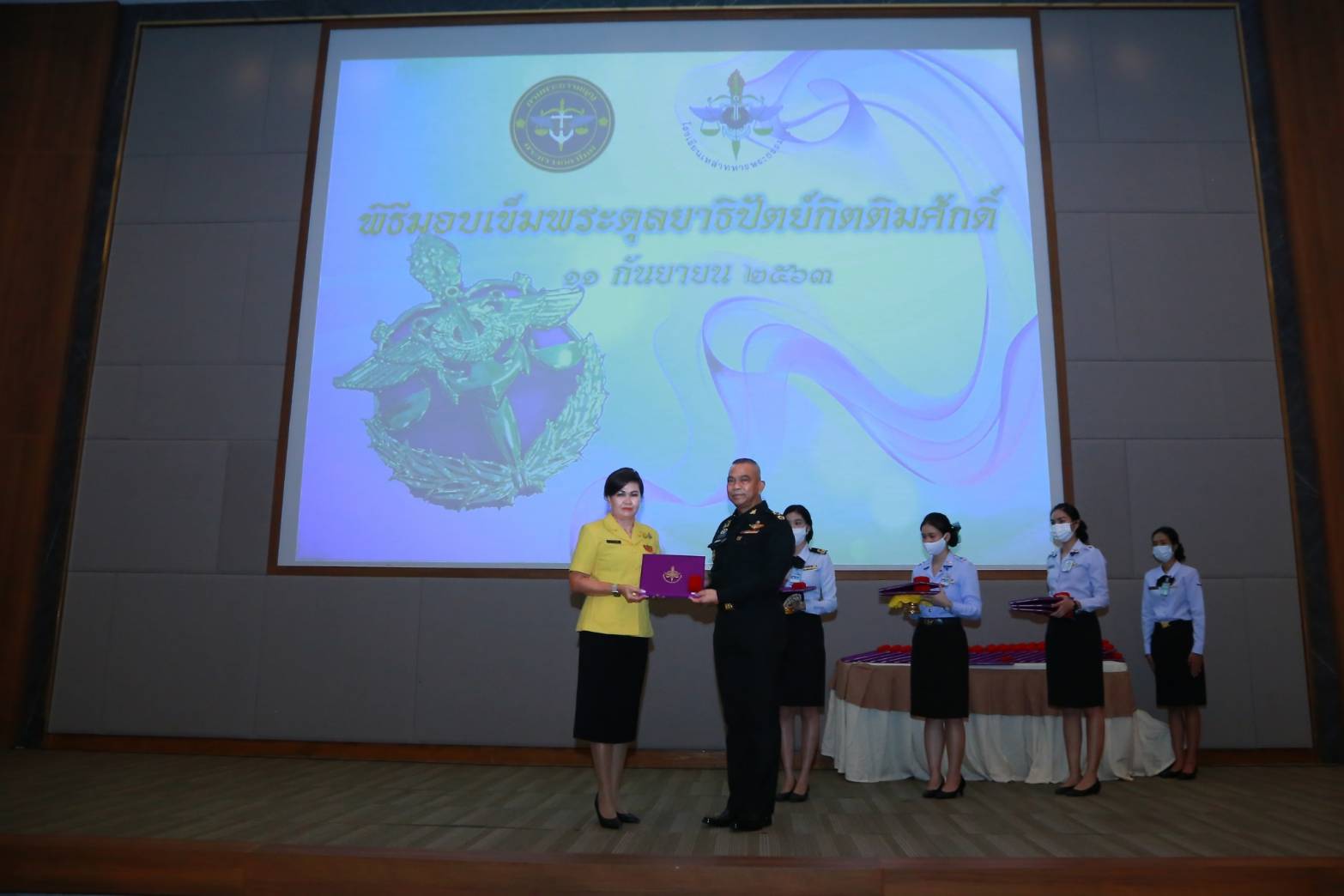 111 เมื่อวันศุกร์ที่ ๑๑ กันยายน ๒๕๖๓ คุณรมิดา อินทรเจริญ นายกสมาคมภริยาข้าราชการสำนักงานปลัดกระทรวงกลาโหม พร้อมด้วยคณะกรรมการสมาคมฯ