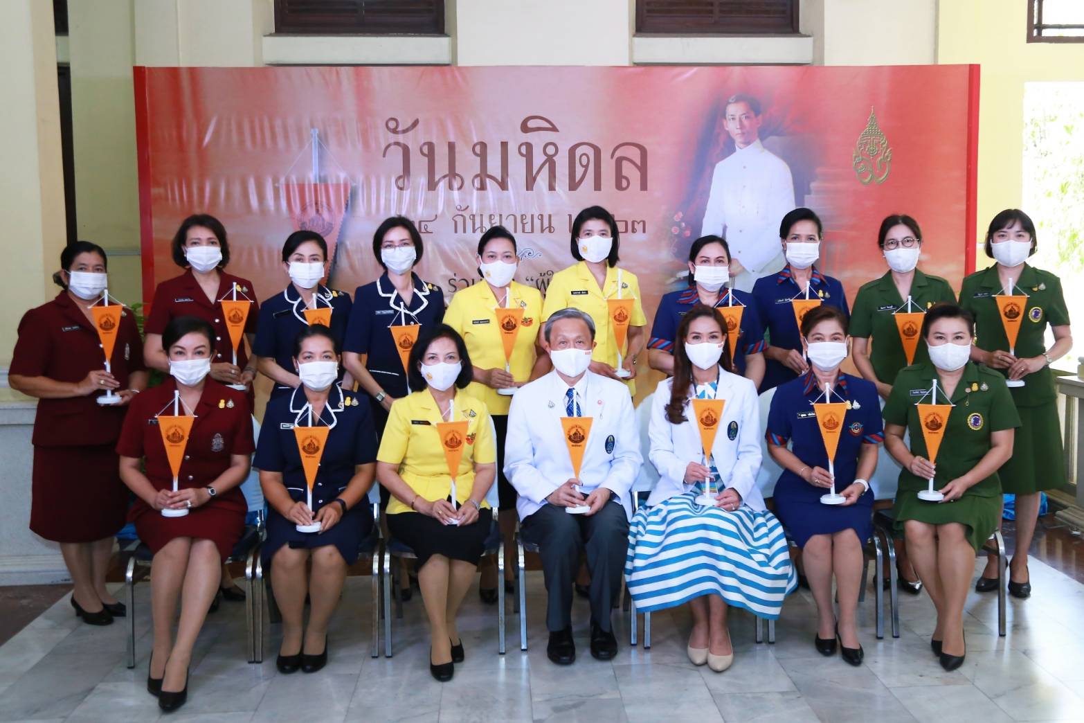 112 เมื่อวันเสาร์ที่ ๑๒ กันยายน ๒๕๖๓ คุณธมกร พลสุวรรณ เป็นผู้แทนนายกสมาคมภริยาข้าราชการสำนักงานปลัดกระทรวงกลาโหม