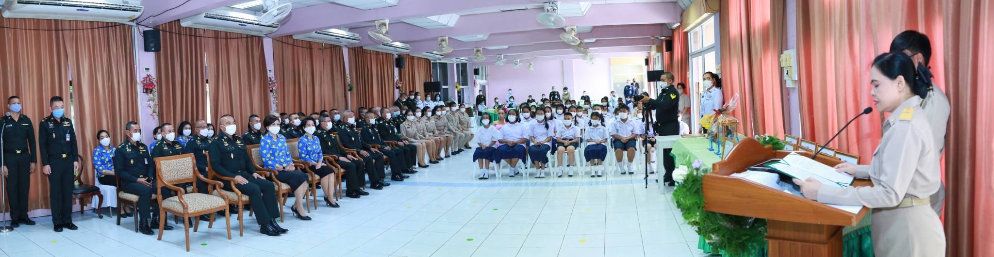 113 เมื่อวันจันทร์ที่ ๑๔ กันยายน ๒๕๖๓ คุณรมิดา อินทรเจริญ นายกสมาคมภริยาข้าราชการสำนักงานปลัดกระทรวงกลาโหม พร้อมด้วยคณะกรรมการสมาคมฯ ร่วมพิธีมอบเกียรติบัตรและทุนการศึกษา ประจำปี ๒๕๖๒