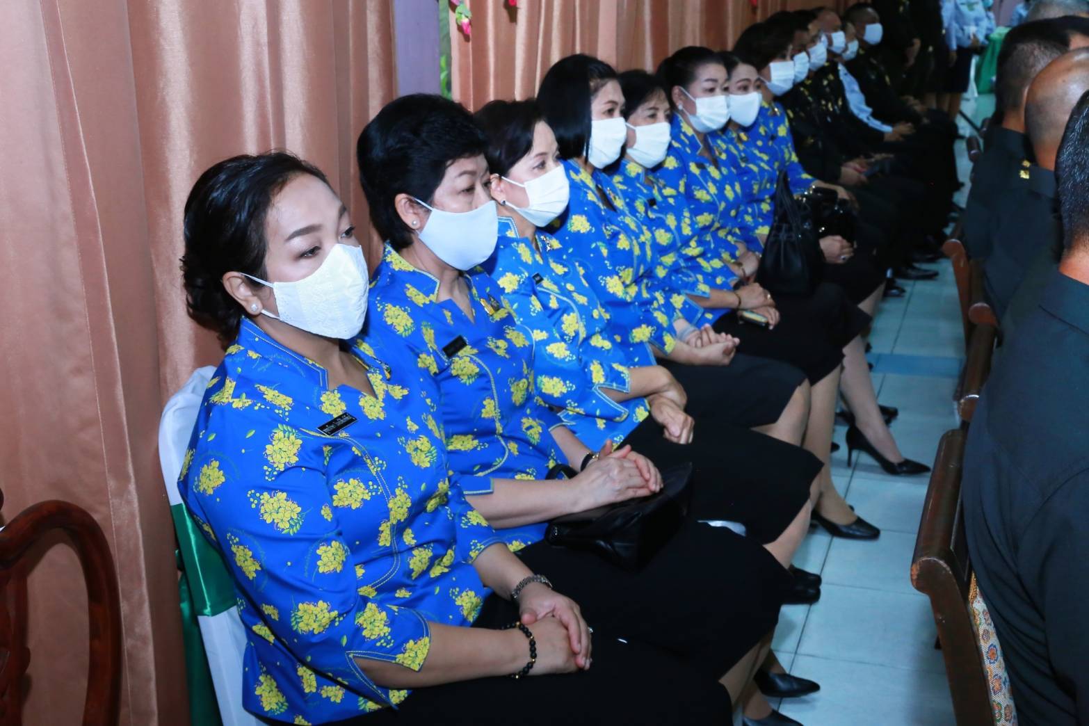 113 เมื่อวันจันทร์ที่ ๑๔ กันยายน ๒๕๖๓ คุณรมิดา อินทรเจริญ นายกสมาคมภริยาข้าราชการสำนักงานปลัดกระทรวงกลาโหม พร้อมด้วยคณะกรรมการสมาคมฯ ร่วมพิธีมอบเกียรติบัตรและทุนการศึกษา ประจำปี ๒๕๖๒