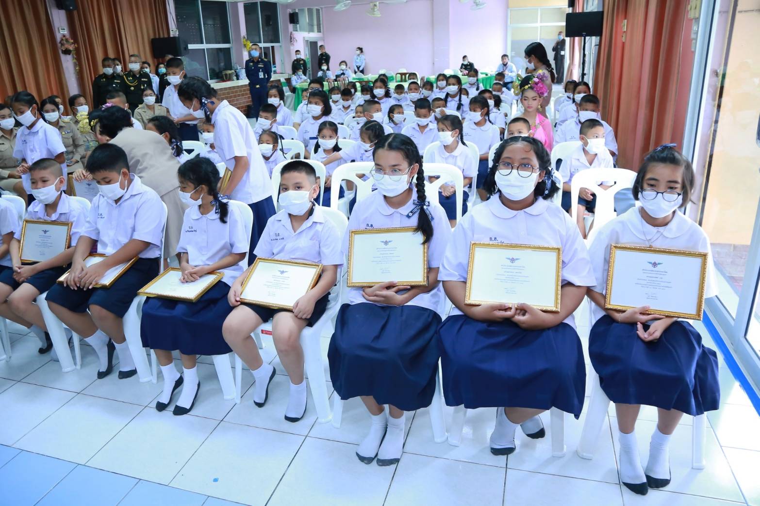113 เมื่อวันจันทร์ที่ ๑๔ กันยายน ๒๕๖๓ คุณรมิดา อินทรเจริญ นายกสมาคมภริยาข้าราชการสำนักงานปลัดกระทรวงกลาโหม พร้อมด้วยคณะกรรมการสมาคมฯ ร่วมพิธีมอบเกียรติบัตรและทุนการศึกษา ประจำปี ๒๕๖๒