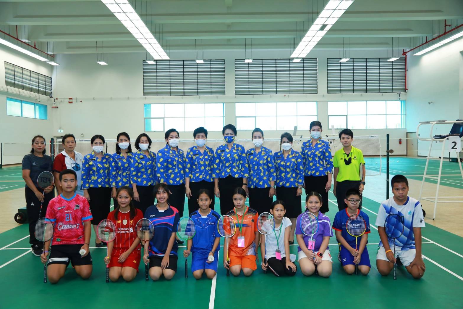 114 เมื่อวันเสาร์ที่ ๑๙ กันยายน ๒๕๖๓ คุณยุคลธร เกษโกวิท อุปนายกสมาคมภริยาข้าราชการสำนักงานปลัดกระทรวงกลาโหม เป็นผู้แทนนายกสมาคมฯ นำคณะกรรมการสมาคมฯ ร่วมพิธีมอบเกียรติบัตรแก่ข้าราชการ