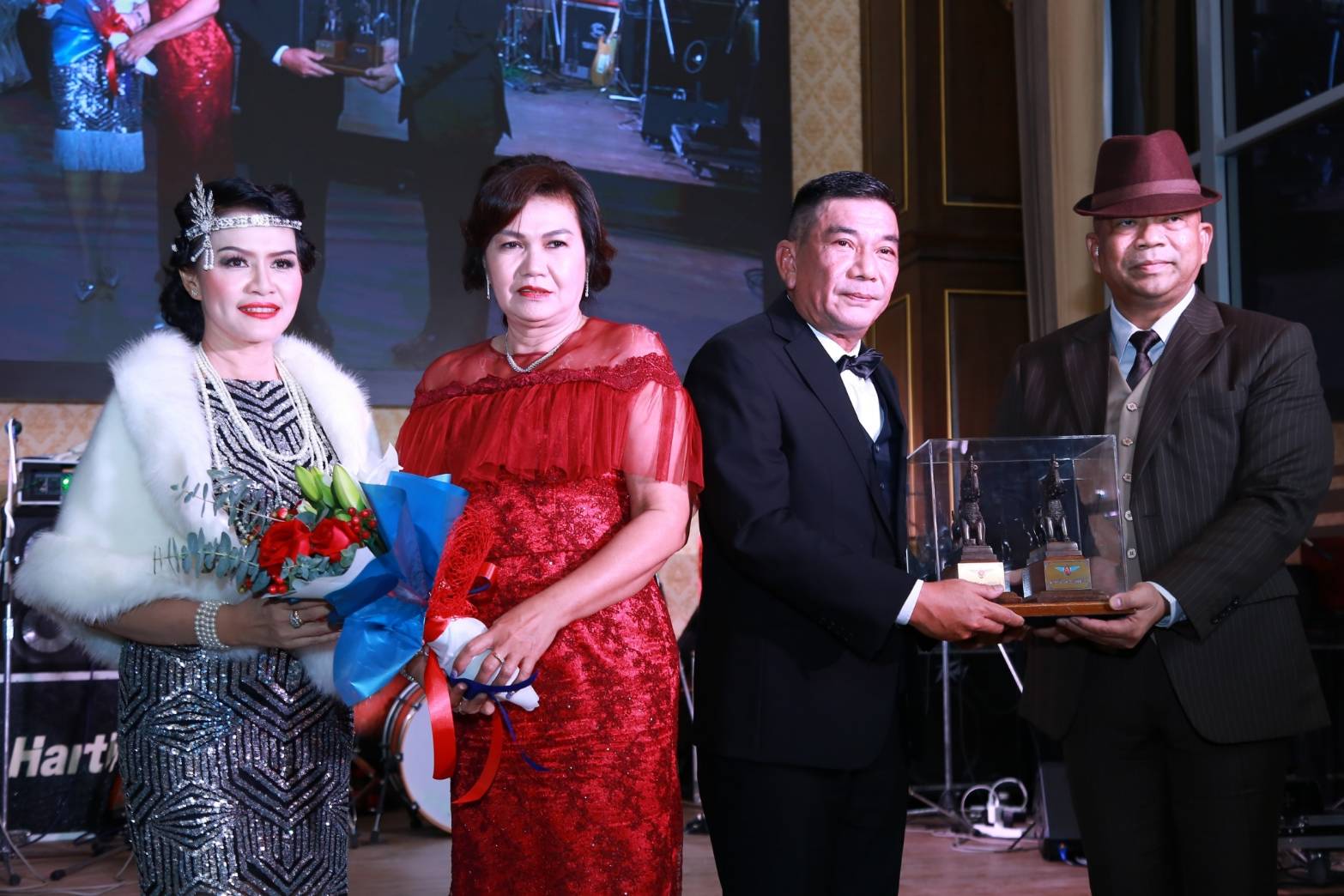 117 เมื่อวันจันทร์ที่ ๒๘ กันยายน ๒๕๖๓ คุณรมิดา อินทรเจริญ นายกสมาคมภริยาข้าราชการสำนักงานปลัดกระทรวงกลาโหม พร้อมด้วยคณะกรรมการสมาคมฯ ร่วมงานเลี้ยงรับรองเทิดเกียรติ นายทหารชั้นนายพลที่เกษียณอายุราชการ