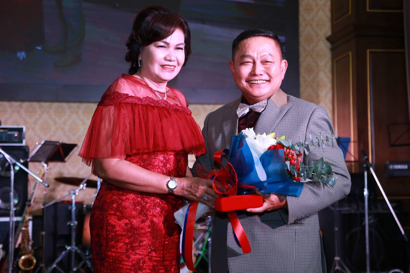 117 เมื่อวันจันทร์ที่ ๒๘ กันยายน ๒๕๖๓ คุณรมิดา อินทรเจริญ นายกสมาคมภริยาข้าราชการสำนักงานปลัดกระทรวงกลาโหม พร้อมด้วยคณะกรรมการสมาคมฯ ร่วมงานเลี้ยงรับรองเทิดเกียรติ นายทหารชั้นนายพลที่เกษียณอายุราชการ