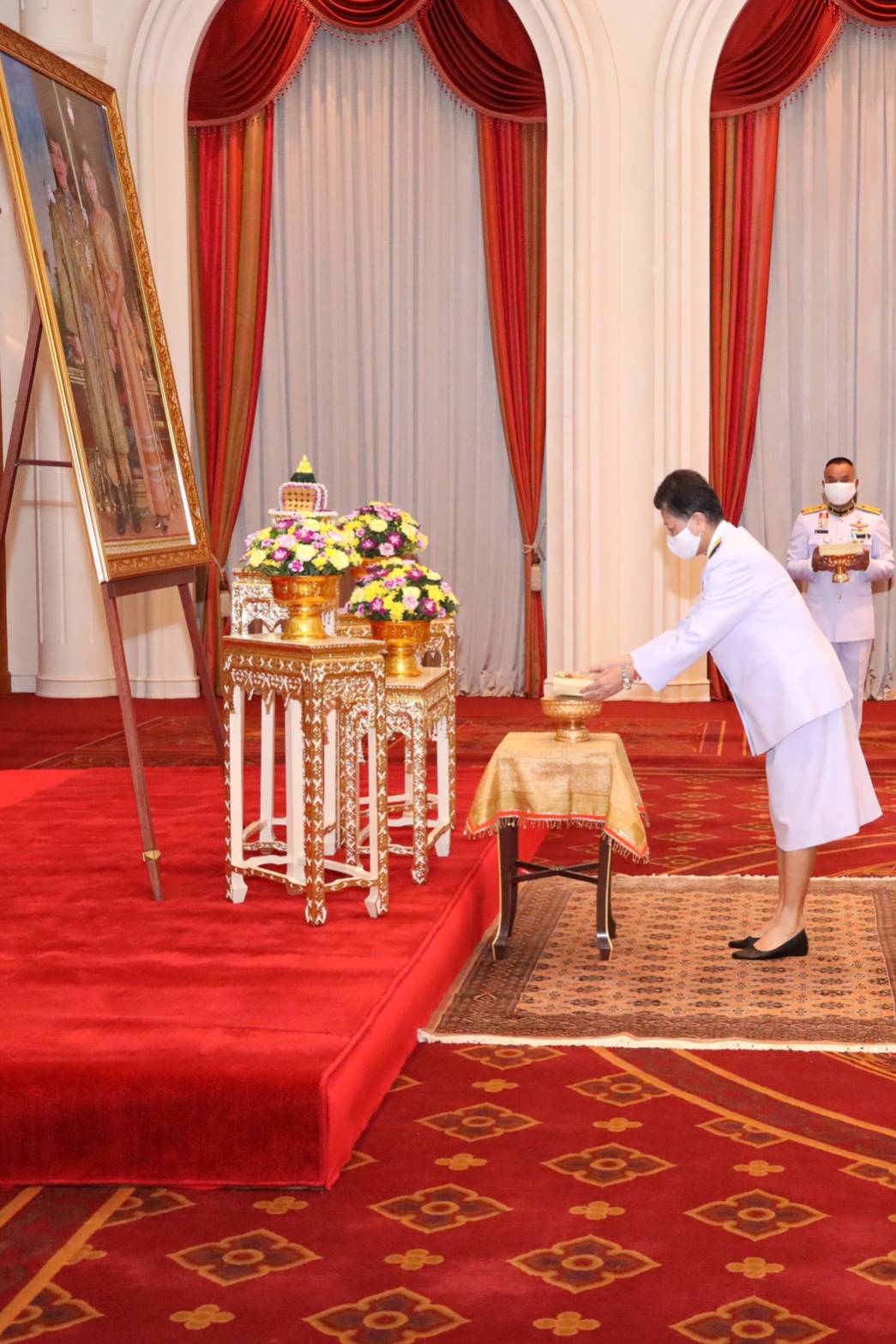 086 เมื่อวันจันทร์ที่ ๑ มิถุนายน ๒๕๖๓ คุณรมิดา อินทรเจริญ นายกสมาคมภริยา ข้าราชการสำนักงานปลัดกระทรวงกลาโหม รับพระราชทานหน้ากากผ้าฝีพระหัตถ์  สมเด็จพระนางเจ้าฯ พระบรมราชินี ณ ห้องพินิตประชานาถ ในศาลาว่าการกลาโหม กรุงเทพฯ