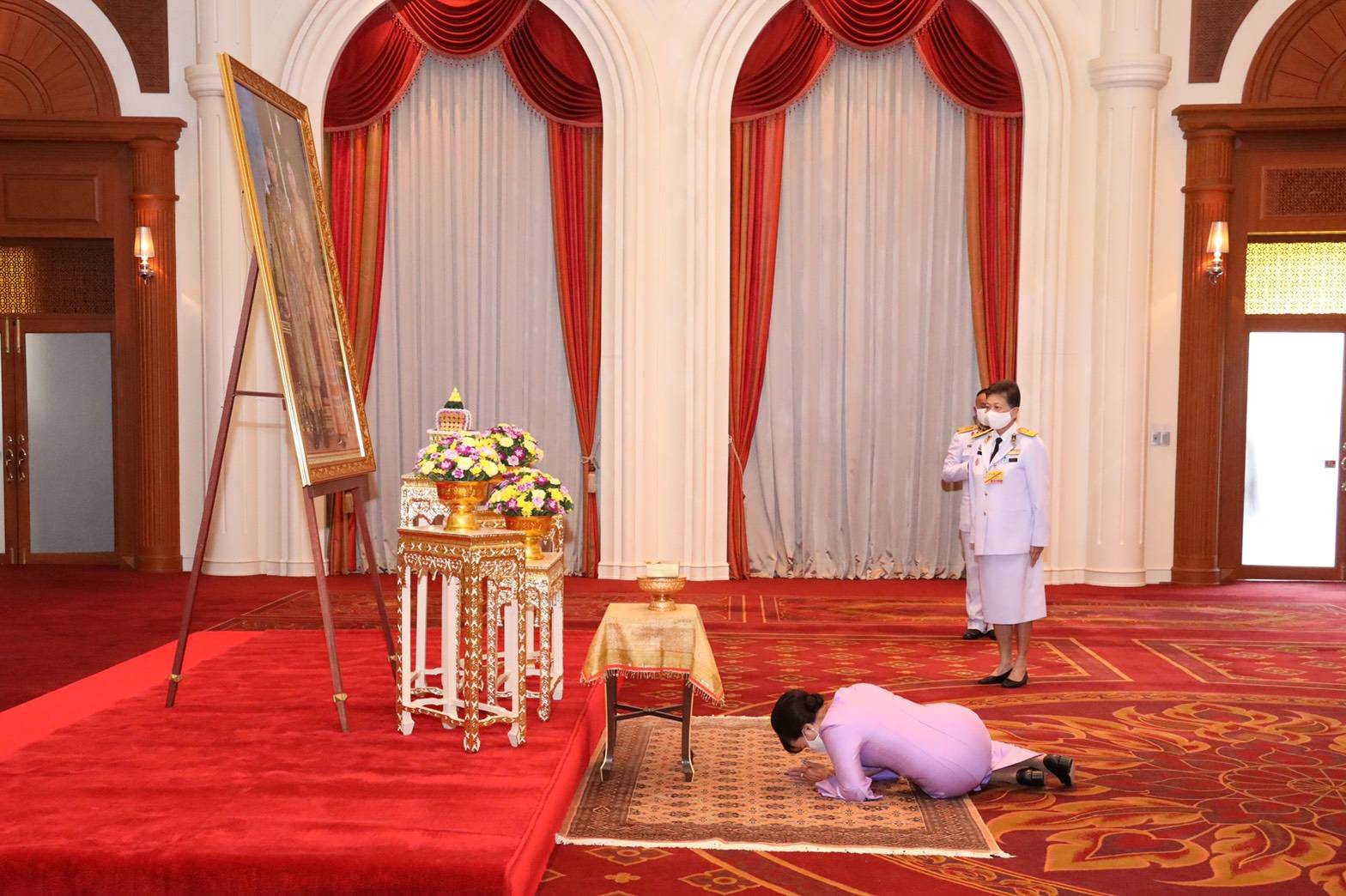 086 เมื่อวันจันทร์ที่ ๑ มิถุนายน ๒๕๖๓ คุณรมิดา อินทรเจริญ นายกสมาคมภริยา ข้าราชการสำนักงานปลัดกระทรวงกลาโหม รับพระราชทานหน้ากากผ้าฝีพระหัตถ์  สมเด็จพระนางเจ้าฯ พระบรมราชินี ณ ห้องพินิตประชานาถ ในศาลาว่าการกลาโหม กรุงเทพฯ