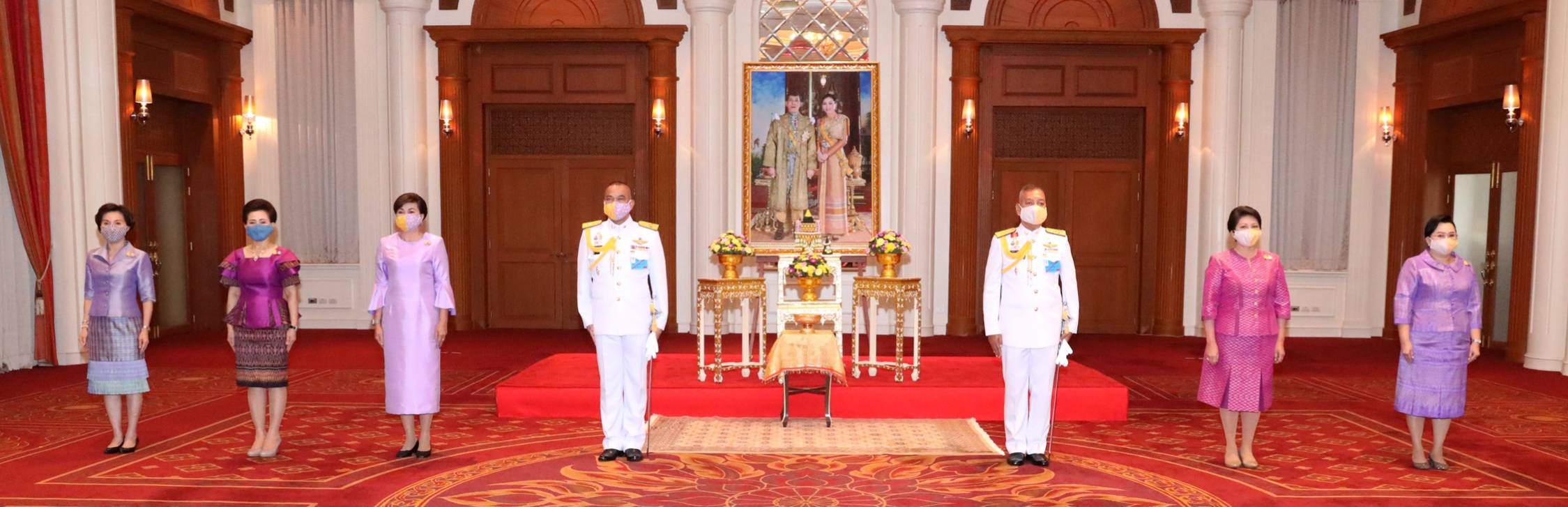 086 เมื่อวันจันทร์ที่ ๑ มิถุนายน ๒๕๖๓ คุณรมิดา อินทรเจริญ นายกสมาคมภริยา ข้าราชการสำนักงานปลัดกระทรวงกลาโหม รับพระราชทานหน้ากากผ้าฝีพระหัตถ์  สมเด็จพระนางเจ้าฯ พระบรมราชินี ณ ห้องพินิตประชานาถ ในศาลาว่าการกลาโหม กรุงเทพฯ