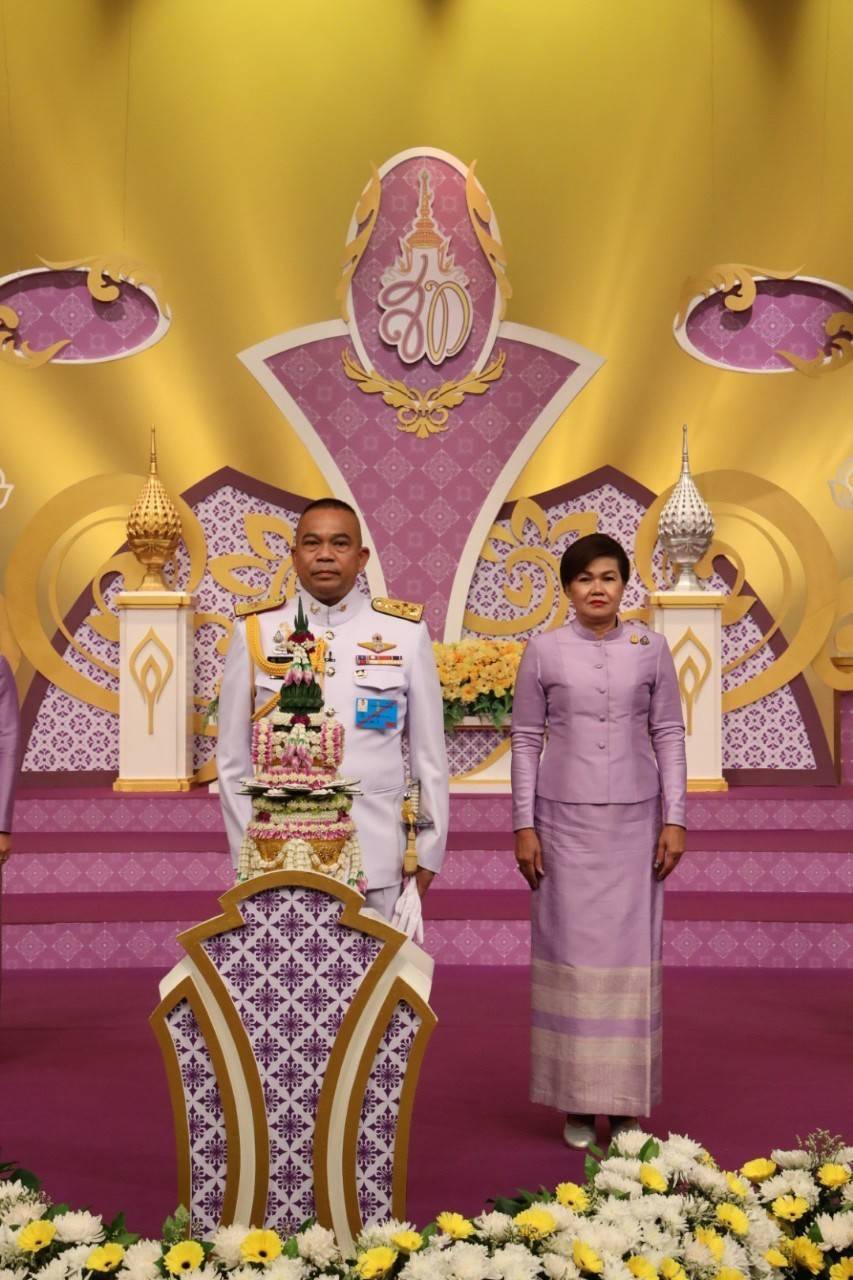 085 เมื่อวันที่ ๒๖ พฤษภาคม ๒๕๖๓ พลเอก ณัฐ อินทรเจริญ ปลัดกระทรวงกลาโหม พร้อมด้วยคุณรมิดา อินทรเจริญ นายกสมาคมภริยาฯ นำคณะนายทหารชั้นผู้ใหญ่พร้อมภริยา บันทึกเทปโทรทัศน์อาเศียรวาท ถวายพระพรชัยมงคล
