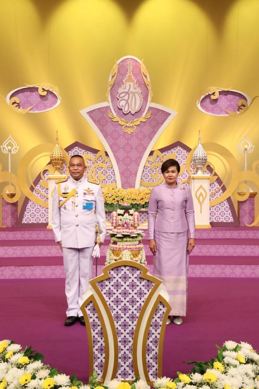 085 เมื่อวันที่ ๒๖ พฤษภาคม ๒๕๖๓ พลเอก ณัฐ อินทรเจริญ ปลัดกระทรวงกลาโหม พร้อมด้วยคุณรมิดา อินทรเจริญ นายกสมาคมภริยาฯ นำคณะนายทหารชั้นผู้ใหญ่พร้อมภริยา บันทึกเทปโทรทัศน์อาเศียรวาท ถวายพระพรชัยมงคล