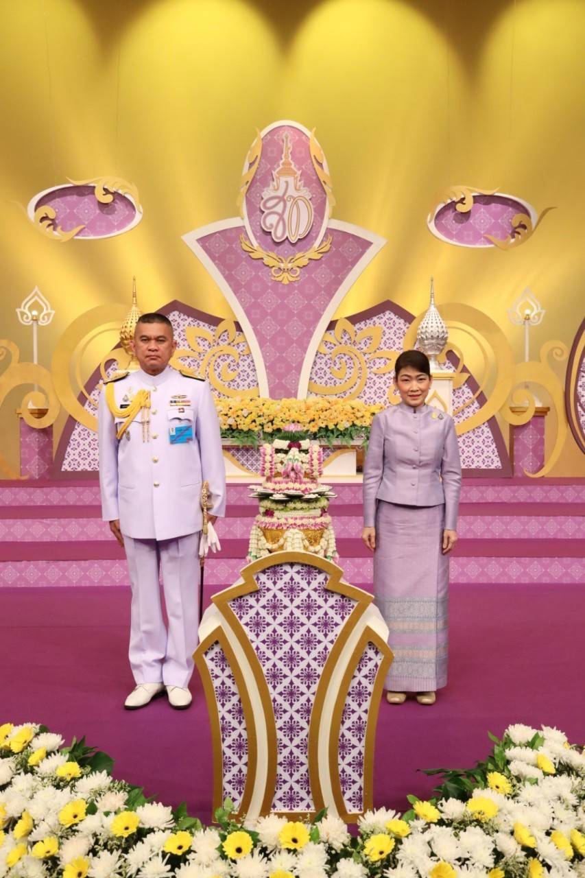 085 เมื่อวันที่ ๒๖ พฤษภาคม ๒๕๖๓ พลเอก ณัฐ อินทรเจริญ ปลัดกระทรวงกลาโหม พร้อมด้วยคุณรมิดา อินทรเจริญ นายกสมาคมภริยาฯ นำคณะนายทหารชั้นผู้ใหญ่พร้อมภริยา บันทึกเทปโทรทัศน์อาเศียรวาท ถวายพระพรชัยมงคล