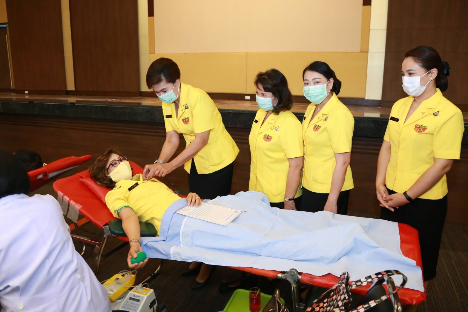 080 คุณรมิดา อินทรเจริญ นายกสมาคมภริยาข้าราชการสำนักงานปลัดกระทรวงกลาโหม พร้อมด้วยคณะกรรมการสมาคมฯ ร่วมกิจกรรมบริจาคโลหิต ถวายเป็นพระราชกุศล