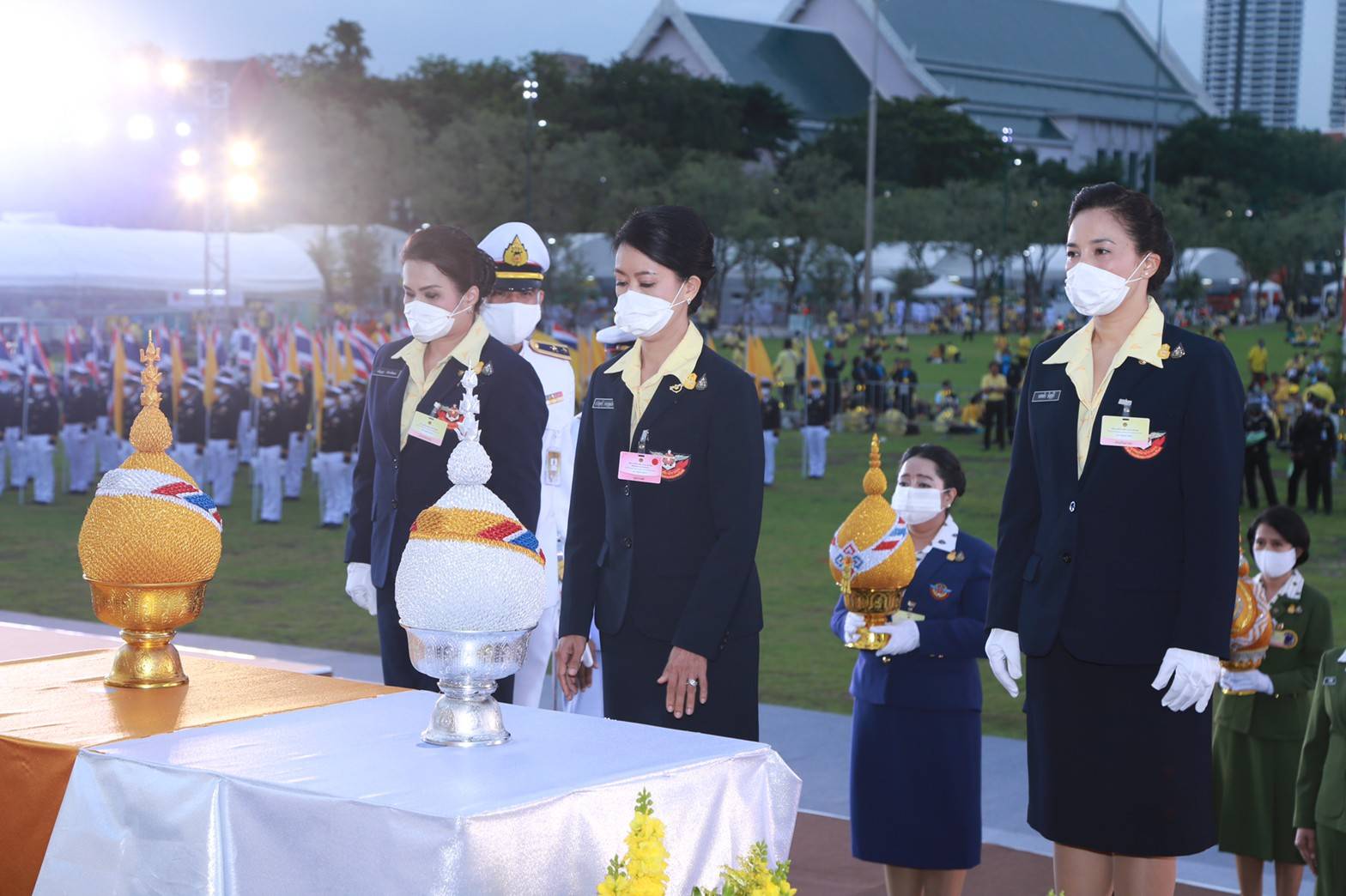 098 เมื่อวันอังคารที่ ๒๘ กรกฎาคม ๒๕๖๓ ทันตแพทย์หญิง ปาริสุทธิ์ หาญพูนวิทยา เป็นผู้แทนนายกสมาคมภริยาข้าราชการสำนักงานปลัดกระทรวงกลาโหม พร้อมด้วยคณะกรรมการสมาคมฯ ร่วมพิธีถวายเครื่องราชสักการะและจุดเทียนถวายพระพรชัยมงคล เนื่องในโอกาสวันเฉลิมพระชนมพรรษาพระบาทสมเด็จพระเจ้าอยู่หัว ณ มลฑลพิธีท้องสนามหลวง