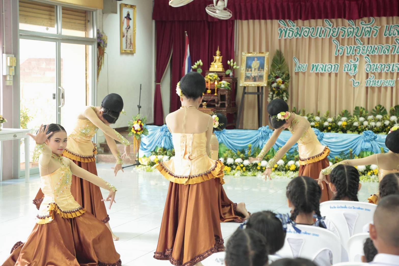 ๑๑๗ เมื่อวันที่ ๒ กันยายน ๒๕๖๒ คุณรมิดา อินทรเจริญ นายกสมาคมภริยาข้าราชการฯ พร้อมด้วยคณะกรรมการฯ ร่วมกิจกรรม มอบทุนการศึกษาแก่นักเรียนโรงเรียนกลาโหมอุทิศ ประจำปี ๒๕๖๒ ณ โรงเรียนกลาโหมอุทิศ ถนนพิบูลสงคราม จ.นนทบุรี