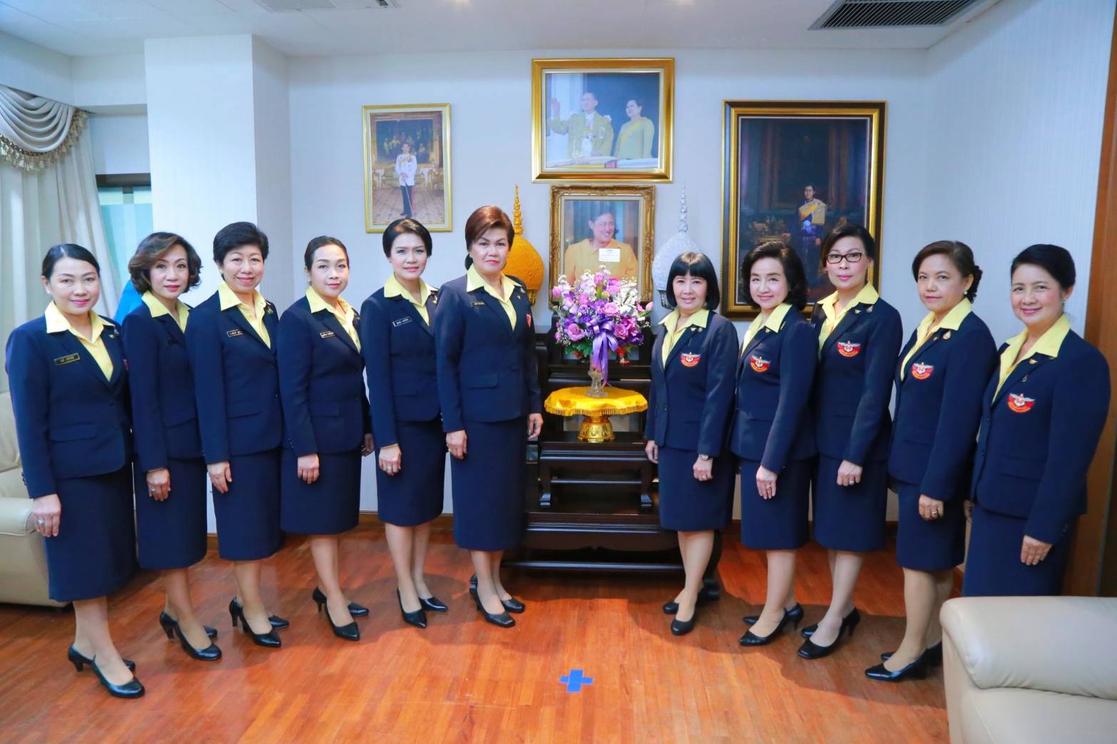 ๐๘๑ เมื่อวันที่ ๒๑ พฤษภาคม ๒๕๖๒ คุณรมิดา อินทรเจริญ นายกสมาคมภริยาฯ นำคณะกรรมการสมาคมฯ ทอดถวายแจกันดอกไม้สด ถวายพระพร ฯ