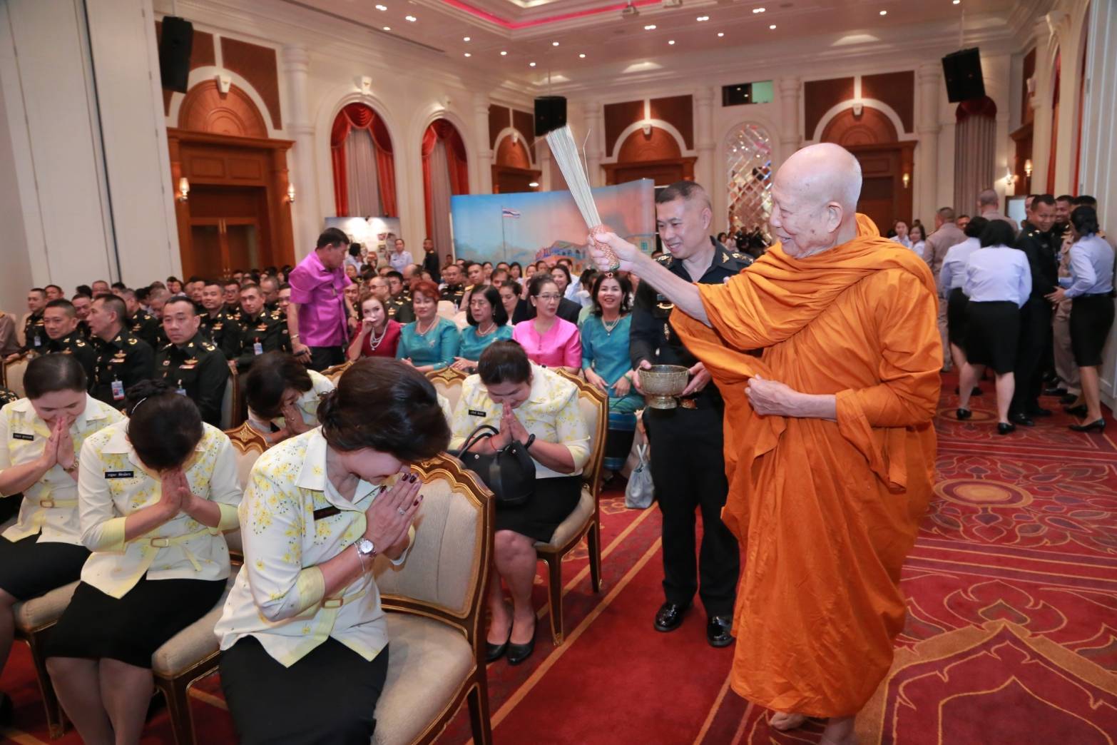 ๐๖๐ เมื่อวันที่ ๑ มีนาคม ๒๕๖๒ คุณรมิดา อินทรเจริญ นายกสมาคมภริยาฯ พร้อมด้วยคณะกรรมการสมาคมฯ ร่วมงานวันคล้ายวันสถาปนาสำนักงานเลขานุการสำนักงานปลัดกระทรวงกลาโหม ครบรอบ ๓๐ ปี ณ ห้องพินิตประชานาถ ในศาลาว่าการกลาโหม กรุงเทพฯ