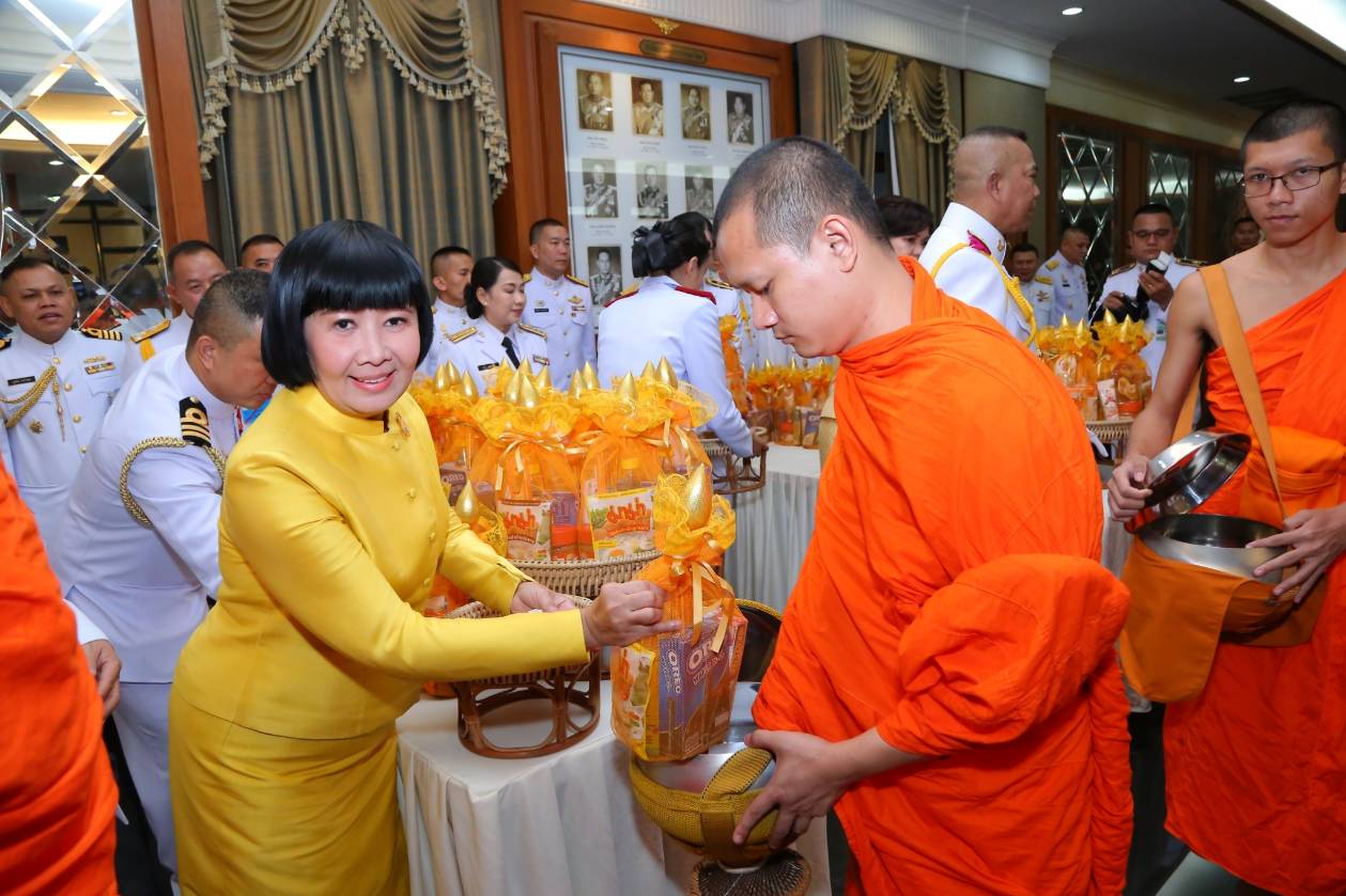 ๐๐๖ เมื่อวันที่ ๑๓ ตุลาคม ๒๕๖๑ นายกสมาคมภริยาฯ พร้อมด้วยคณะกรรมการฯ ร่วมพิธีทำบุญตักบาตร และพิธีสวดพระพุทธมนต์ถวายเป็นพระราชกุศล แด่พระบาทสมเด็จพระปรมินทรมหาภูมิพลอดุลยเดช บรมนาถบพิตร เนื่องในโอกาสคล้ายวันสวรรคต ณ ศาลาว่าการกลาโหม กรุงเทพฯ