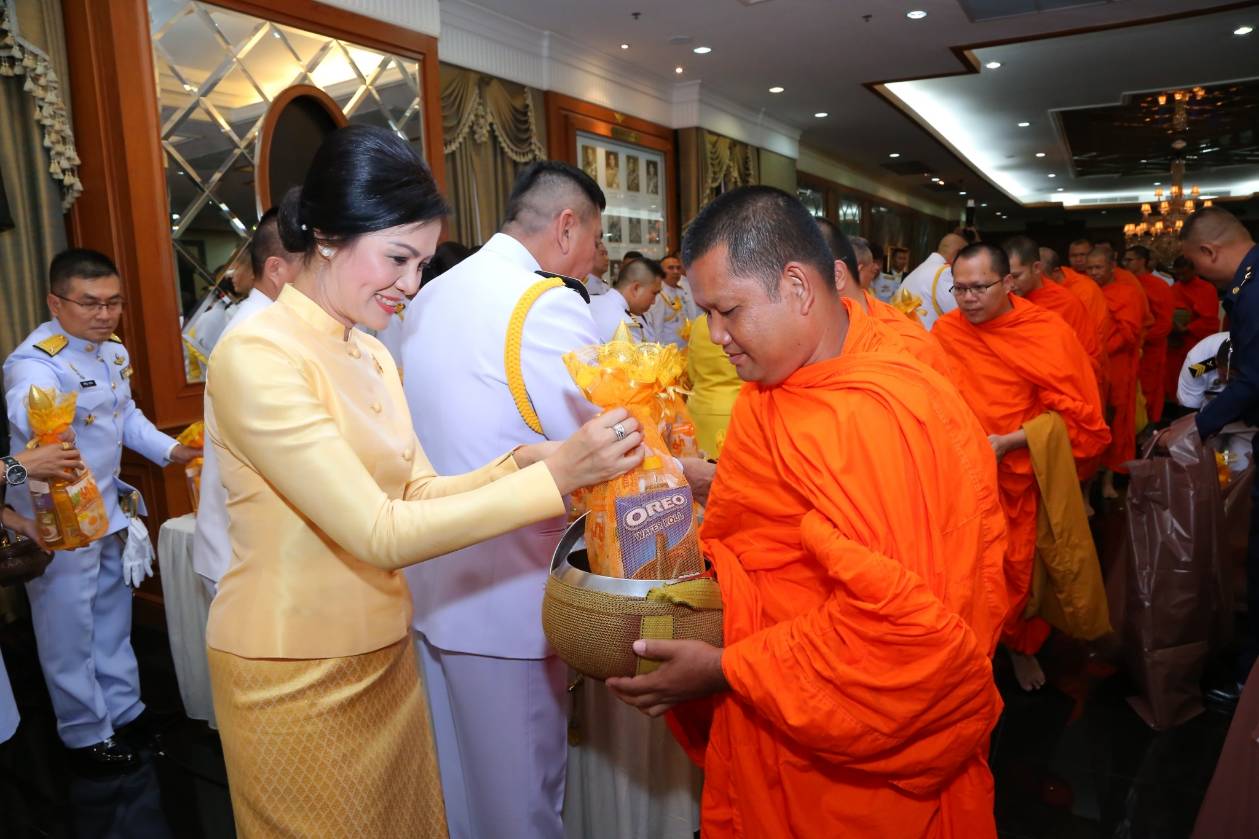 ๐๐๖ เมื่อวันที่ ๑๓ ตุลาคม ๒๕๖๑ นายกสมาคมภริยาฯ พร้อมด้วยคณะกรรมการฯ ร่วมพิธีทำบุญตักบาตร และพิธีสวดพระพุทธมนต์ถวายเป็นพระราชกุศล แด่พระบาทสมเด็จพระปรมินทรมหาภูมิพลอดุลยเดช บรมนาถบพิตร เนื่องในโอกาสคล้ายวันสวรรคต ณ ศาลาว่าการกลาโหม กรุงเทพฯ