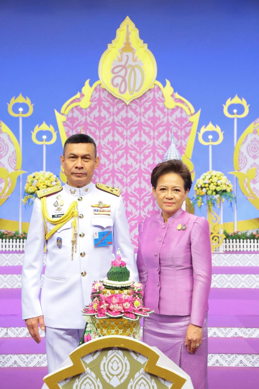 ๐๘๒ เมื่อวันที่ ๒๘ พฤษภาคม ๒๕๖๒ พล.อ.ณัฐ อินทรเจริญ ปลัดกระทรวงกลาโหม พร้อมด้วยคุณรมิดา อินทรเจริญ นายกสมาคมภริยาฯ นำคณะนายทหารชั้นผู้ใหญ่พร้อมภริยา บันทึกเทปโทรทัศน์อาเศียรวาท ถวายพระพรชัยมงคล เนื่องในโอกาสมหามงคลเฉลิมพระชนมพรรษา สมเด็จพระนางเจ้าฯ พระบรมราชินี ณ สถานีวิทยุโทรทัศน์แห่งประเทศไทย (สสท.) ถ.วิภาวดี-รังสิต กรุงเทพฯ