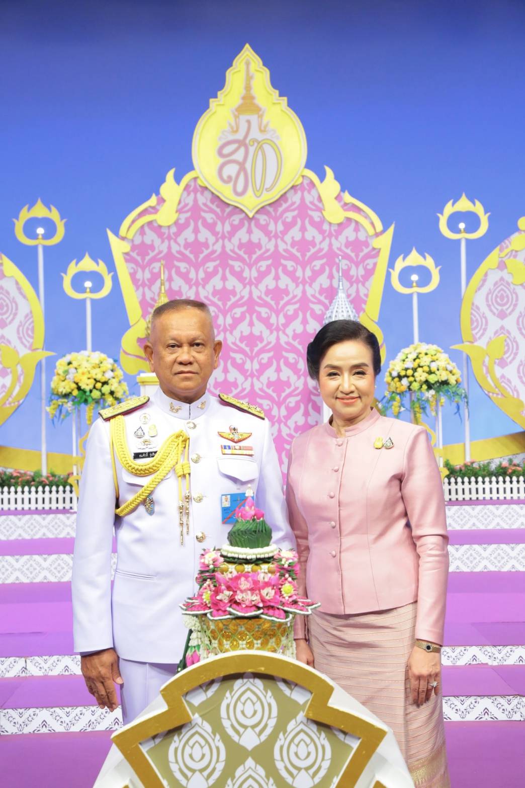 ๐๘๒ เมื่อวันที่ ๒๘ พฤษภาคม ๒๕๖๒ พล.อ.ณัฐ อินทรเจริญ ปลัดกระทรวงกลาโหม พร้อมด้วยคุณรมิดา อินทรเจริญ นายกสมาคมภริยาฯ นำคณะนายทหารชั้นผู้ใหญ่พร้อมภริยา บันทึกเทปโทรทัศน์อาเศียรวาท ถวายพระพรชัยมงคล เนื่องในโอกาสมหามงคลเฉลิมพระชนมพรรษา สมเด็จพระนางเจ้าฯ พระบรมราชินี ณ สถานีวิทยุโทรทัศน์แห่งประเทศไทย (สสท.) ถ.วิภาวดี-รังสิต กรุงเทพฯ