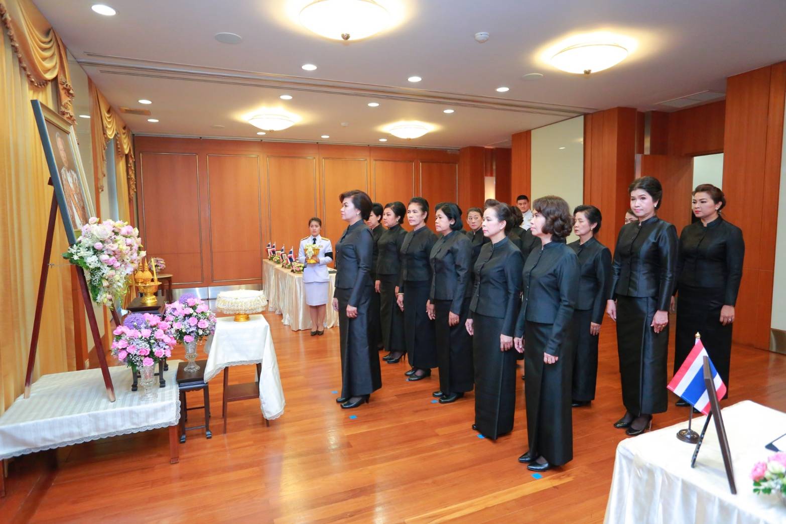 ๐๘๔ เมื่อวันที่ ๓๑ พฤษภาคม ๒๕๖๒ คุณรมิดา อินทรเจริญ นายกสมาคมภริยาฯ นำคณะกรรมการสมาคมฯ ลงนามไว้อาลัย พลเอกเปรม ติณสูลานนท์ ประธานองคมนตรีและรัฐบุรุษ ณ ห้องรับรอง ทำเนียบองคมนตรี เขตพระนคร กรุงเทพฯ