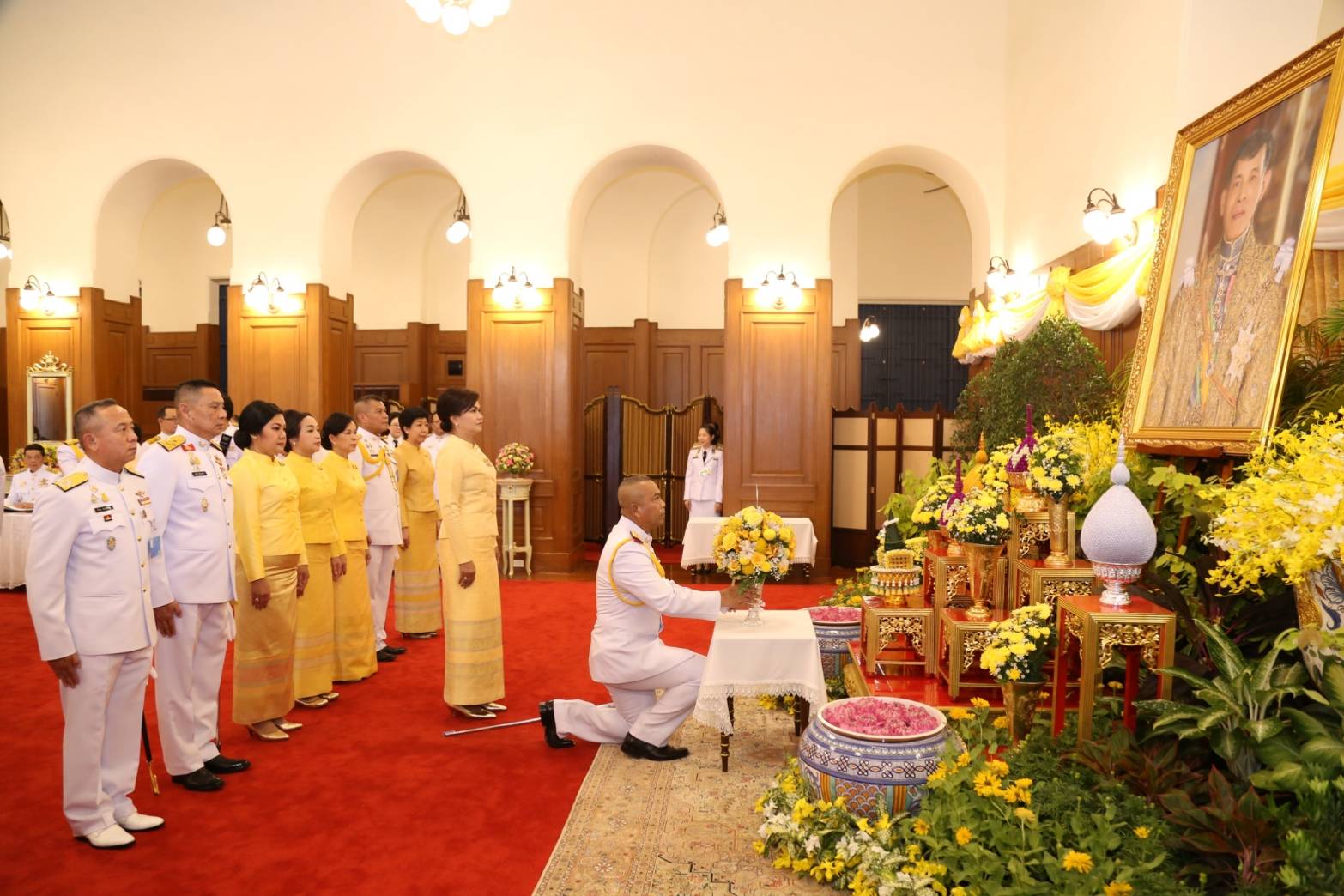 ๑๐๒ เมื่อวันอาทิตย์ที่ ๒๘ กรกฎาคม ๒๕๖๒ พลเอก ณัฐ อินทรเจริญ ปลัดกระทรวงกลาโหม และคุณรมิดา อินทรเจริญ นายกสมาคมภริยาฯ พร้อมด้วยนายทหารชั้นผู้ใหญ่และภริยา ถวายแจกันดอกไม้สดและลงนามถวายพระพรชัยมงคล พระบาทสมเด็จพระวชิรเกล้าเจ้าอยู่หัว เนื่องในโอกาสมหามงคลเฉลิมพระชนมพรรษา ๖๗ พรรษา เพื่อน้อมสำนึกในพระมหากรุณาธิคุณ และแสดงความจงรักภักดี ณ ศาลาสหทัยสมาคม ในพระบรมมหาราชวัง
