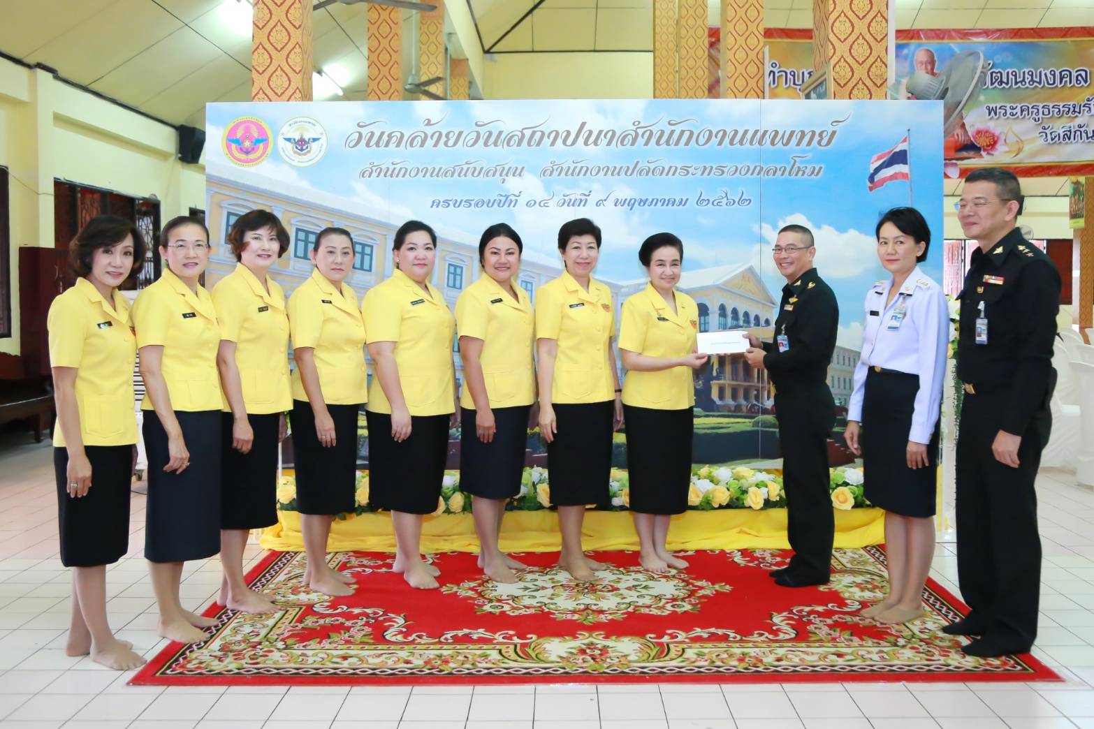๐๗๖ เมื่อวันที่ ๑๐ พฤษภาคม ๒๕๖๒ พันเอกหญิงนิศารัตน์ รุ่งสิตา อุปนายกสมาคมภริยาฯ เป็นผู้แทนนายกส...