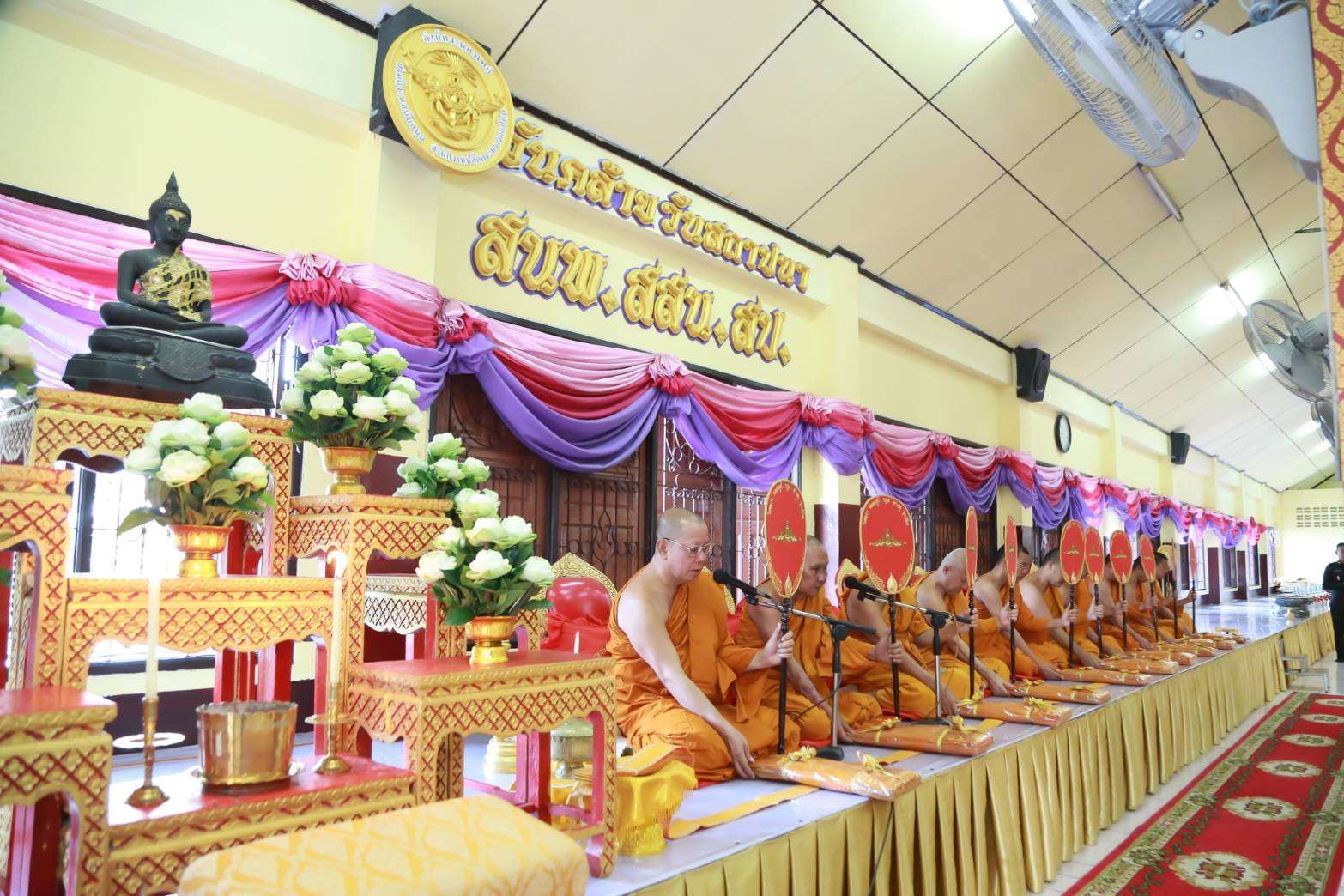 ๐๗๖ เมื่อวันที่ ๑๐ พฤษภาคม ๒๕๖๒ พันเอกหญิงนิศารัตน์ รุ่งสิตา อุปนายกสมาคมภริยาฯ เป็นผู้แทนนายกสมาคมฯ พร้อมด้วยคณะกรรมการฯ ร่วมงานวันคล้ายวันสถาปนาสำนักงานแพทย์ สำนักงานสนับสนุน สำนักงานปลัดกระทรวงกลาโหม ครบรอบปีที่ ๑๔ ณ ศาลาการเปรียญ วัดพุทธสยาม(สีกัน) ดอนเมือง กรุงเทพ