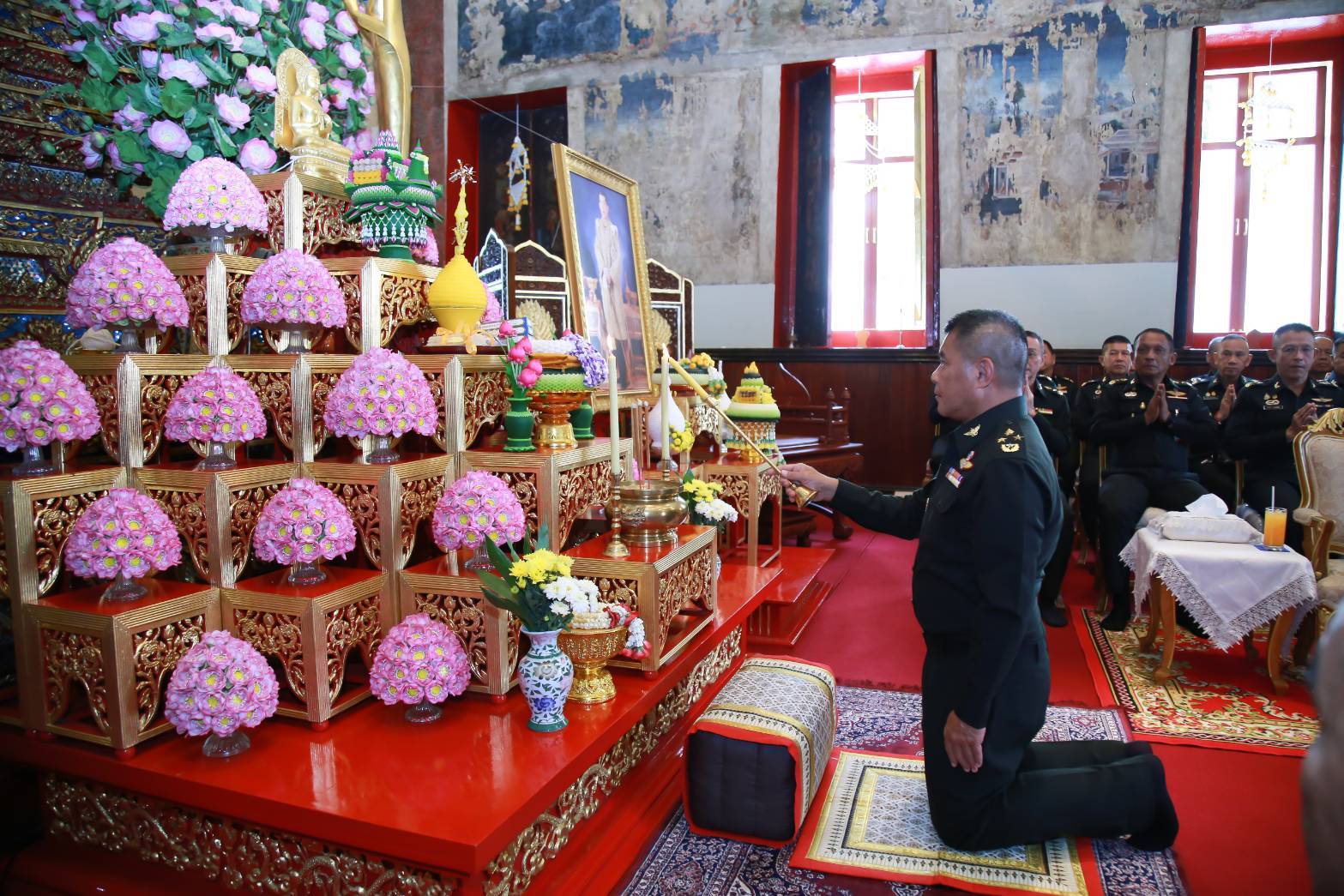๐๙๕ เมื่อวันที่ ๑๕ กรกฎาคม ๒๕๖๒ คุณนวลจันทร์ พูนสวัสดิ์ เป็นผู้แทนนายกสมาคมภริยาฯ พร้อมด้วยคณะกรรมการสมาคมฯ ร่วมกิจกรรมส่งเสริมคุณธรรม จริยธรรม เนื่องในเทศกาลอาสาฬหบูชาและเขัาพรรษา ประจำปี ๒๕๖๒ ณ วัดชิโนรสาราม วรวิหาร เขตบางกอกน้อย กรุงเทพฯ