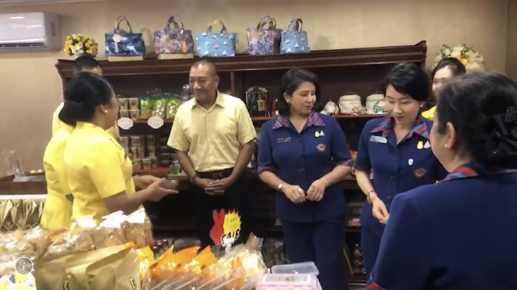 ๐๙๓ สมาคมภริยาฯ ร่วมออกร้านจำหน่ายสินค้าราคาถูกในงาน"เพื่อนพึ่ง (ภา) ๒๕๖๒" ระหว่างวันที่ ๕-๑๔ กรกฎาคม ๒๕๖๒ ที่ผ่านมา ในการนี้ คุณรมิดา อินทรเจริญ นายกสมาคมภริยาฯ และคณะกรรมการสมาคมฯ ผลัดเปลี่ยนมาเยี่ยมชม และช่วยจำหน่ายสินค้าฯ นอกจากนี้ยังได้เข้าร่วมกิจกรรมต่างๆ ของมูลนิธิเพื่อนพึ่ง(ภา) อาทิ กิจกรรมถวายพระพร ฯลฯ
