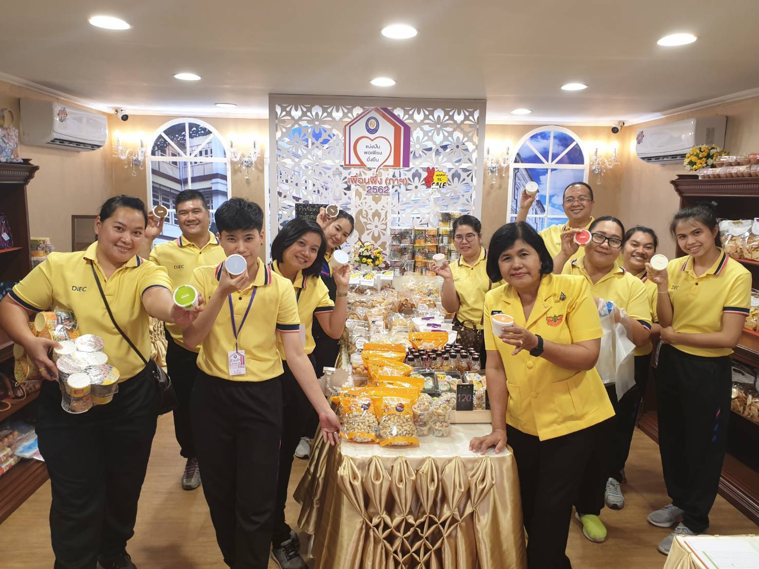 ๐๙๓ สมาคมภริยาฯ ร่วมออกร้านจำหน่ายสินค้าราคาถูกในงาน"เพื่อนพึ่ง (ภา) ๒๕๖๒" ระหว่างวันที่ ๕-๑๔ กรกฎาคม ๒๕๖๒ ที่ผ่านมา ในการนี้ คุณรมิดา อินทรเจริญ นายกสมาคมภริยาฯ และคณะกรรมการสมาคมฯ ผลัดเปลี่ยนมาเยี่ยมชม และช่วยจำหน่ายสินค้าฯ นอกจากนี้ยังได้เข้าร่วมกิจกรรมต่างๆ ของมูลนิธิเพื่อนพึ่ง(ภา) อาทิ กิจกรรมถวายพระพร ฯลฯ
