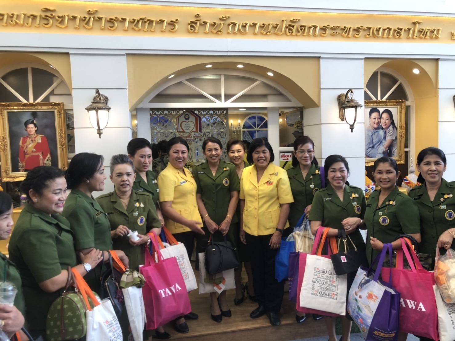 ๐๙๓ สมาคมภริยาฯ ร่วมออกร้านจำหน่ายสินค้าราคาถูกในงาน"เพื่อนพึ่ง (ภา) ๒๕๖๒" ระหว่างวันที่ ๕-๑๔ กรกฎาคม ๒๕๖๒ ที่ผ่านมา ในการนี้ คุณรมิดา อินทรเจริญ นายกสมาคมภริยาฯ และคณะกรรมการสมาคมฯ ผลัดเปลี่ยนมาเยี่ยมชม และช่วยจำหน่ายสินค้าฯ นอกจากนี้ยังได้เข้าร่วมกิจกรรมต่างๆ ของมูลนิธิเพื่อนพึ่ง(ภา) อาทิ กิจกรรมถวายพระพร ฯลฯ