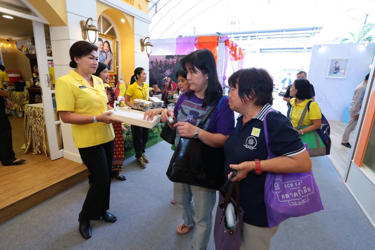 ๐๙๓ สมาคมภริยาฯ ร่วมออกร้านจำหน่ายสินค้าราคาถูกในงาน"เพื่อนพึ่ง (ภา) ๒๕๖๒" ระหว่างวันที่ ๕-๑๔ กรกฎาคม ๒๕๖๒ ที่ผ่านมา ในการนี้ คุณรมิดา อินทรเจริญ นายกสมาคมภริยาฯ และคณะกรรมการสมาคมฯ ผลัดเปลี่ยนมาเยี่ยมชม และช่วยจำหน่ายสินค้าฯ นอกจากนี้ยังได้เข้าร่วมกิจกรรมต่างๆ ของมูลนิธิเพื่อนพึ่ง(ภา) อาทิ กิจกรรมถวายพระพร ฯลฯ