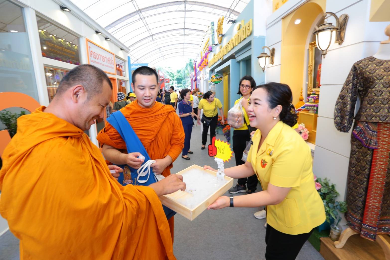 ๐๙๓ สมาคมภริยาฯ ร่วมออกร้านจำหน่ายสินค้าราคาถูกในงาน"เพื่อนพึ่ง (ภา) ๒๕๖๒" ระหว่างวันที่ ๕-๑๔ กรกฎาคม ๒๕๖๒ ที่ผ่านมา ในการนี้ คุณรมิดา อินทรเจริญ นายกสมาคมภริยาฯ และคณะกรรมการสมาคมฯ ผลัดเปลี่ยนมาเยี่ยมชม และช่วยจำหน่ายสินค้าฯ นอกจากนี้ยังได้เข้าร่วมกิจกรรมต่างๆ ของมูลนิธิเพื่อนพึ่ง(ภา) อาทิ กิจกรรมถวายพระพร ฯลฯ