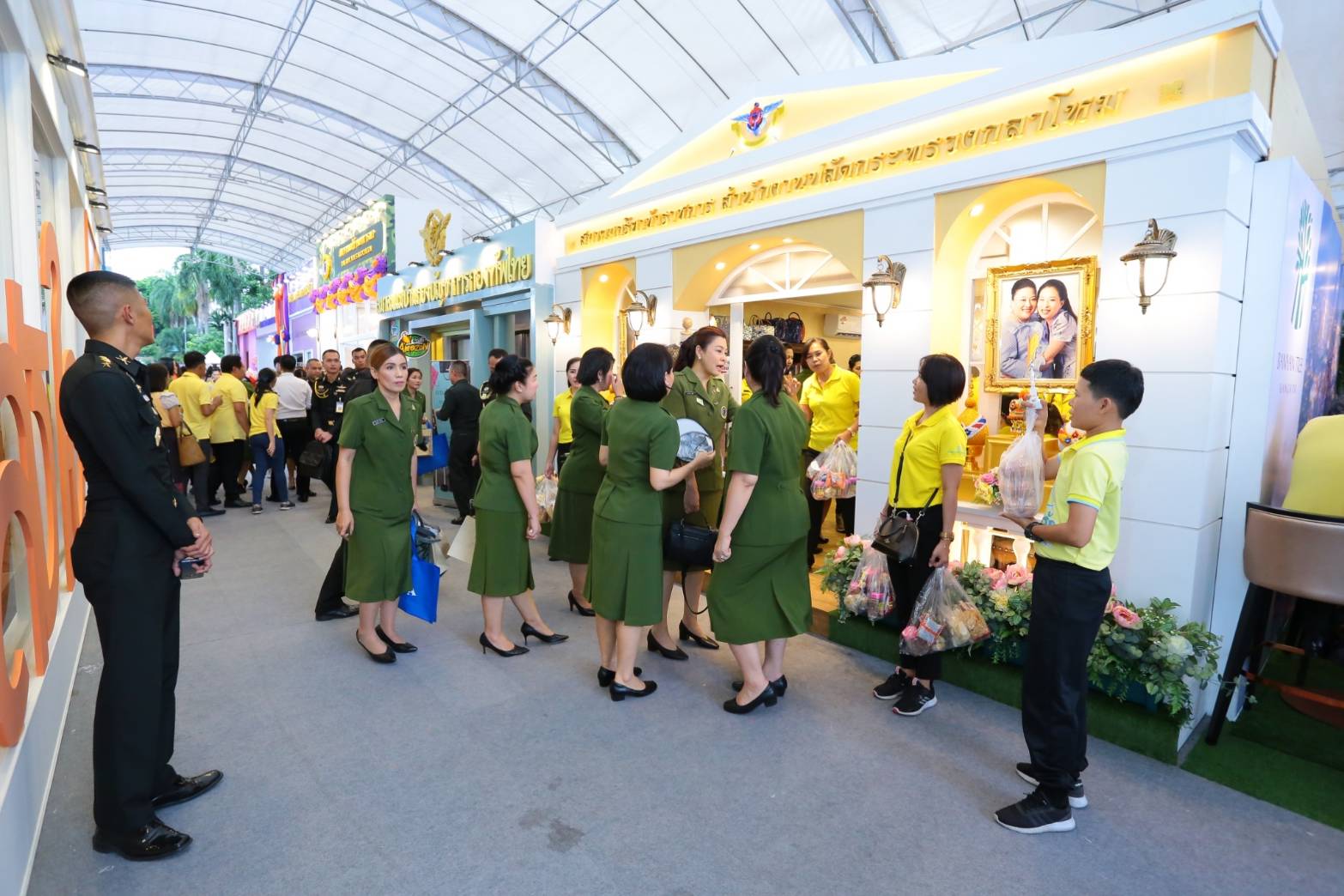 ๐๙๓ สมาคมภริยาฯ ร่วมออกร้านจำหน่ายสินค้าราคาถูกในงาน"เพื่อนพึ่ง (ภา) ๒๕๖๒" ระหว่างวันที่ ๕-๑๔ กรกฎาคม ๒๕๖๒ ที่ผ่านมา ในการนี้ คุณรมิดา อินทรเจริญ นายกสมาคมภริยาฯ และคณะกรรมการสมาคมฯ ผลัดเปลี่ยนมาเยี่ยมชม และช่วยจำหน่ายสินค้าฯ นอกจากนี้ยังได้เข้าร่วมกิจกรรมต่างๆ ของมูลนิธิเพื่อนพึ่ง(ภา) อาทิ กิจกรรมถวายพระพร ฯลฯ